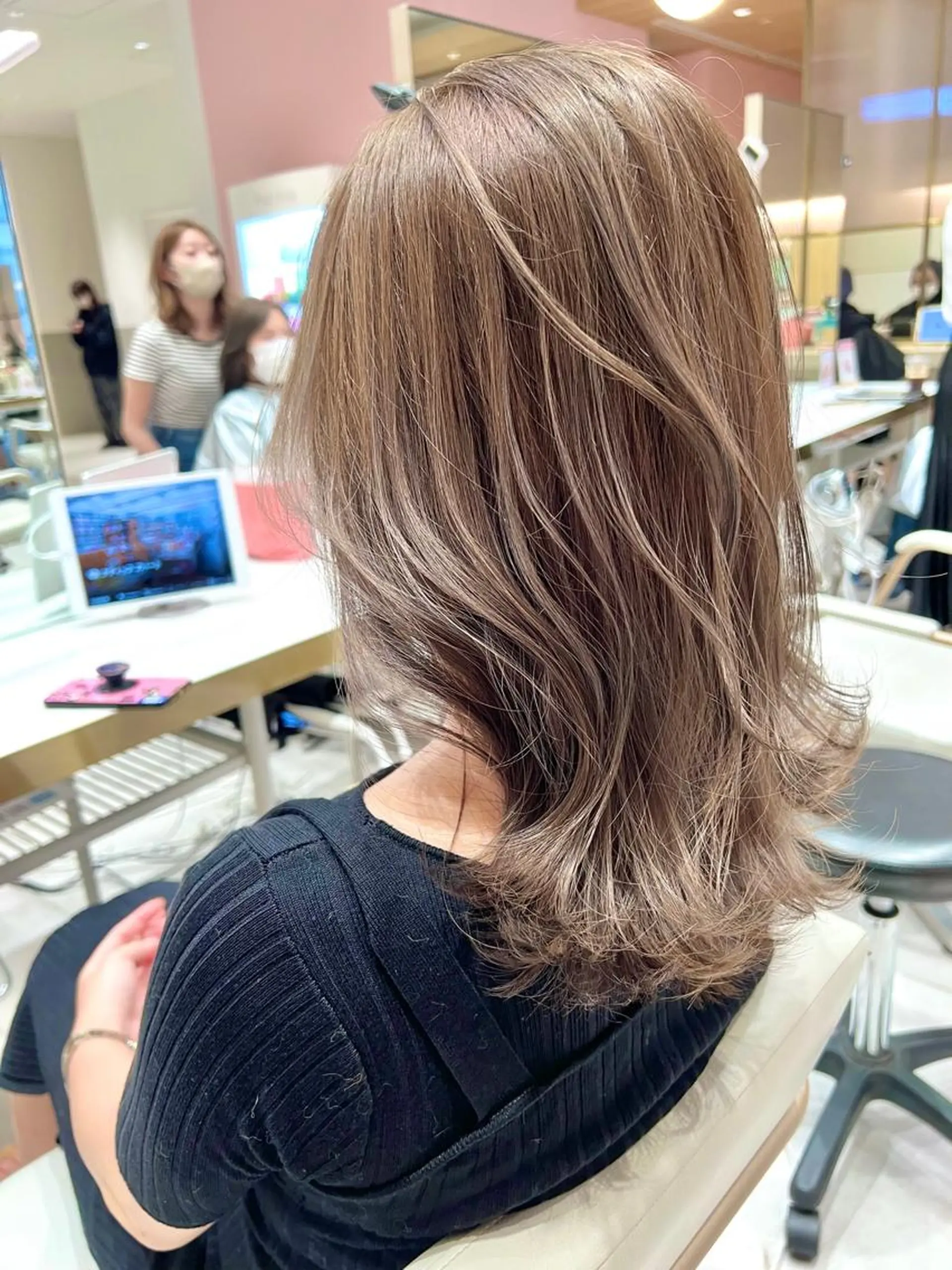 ミディアム カラー 切りっぱなしボブ ブリーチ グレージュ イルミナカラー インナーカラー カット ヘアカラー トリートメント ニュアンスレイヤー ハイトーンカラーのヘアスタイル