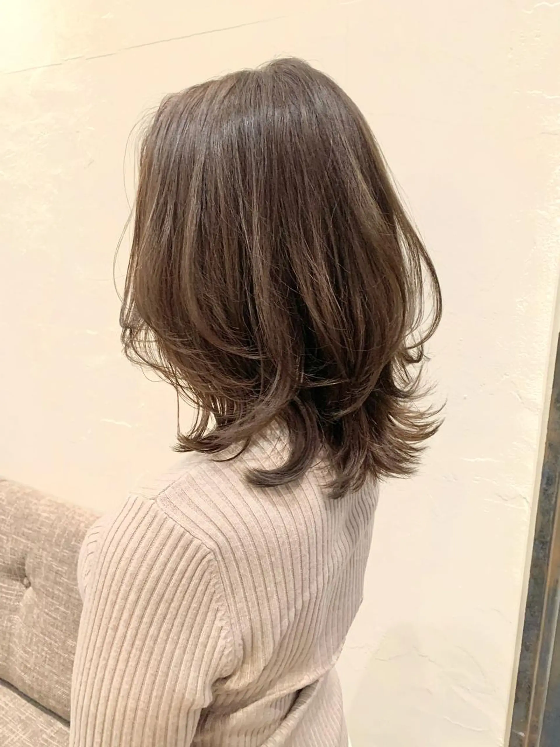 ミディアム カラー ボブレイヤー アッシュ ベージュカラー ボブ レイヤーカット 小泉 葵のヘアスタイル