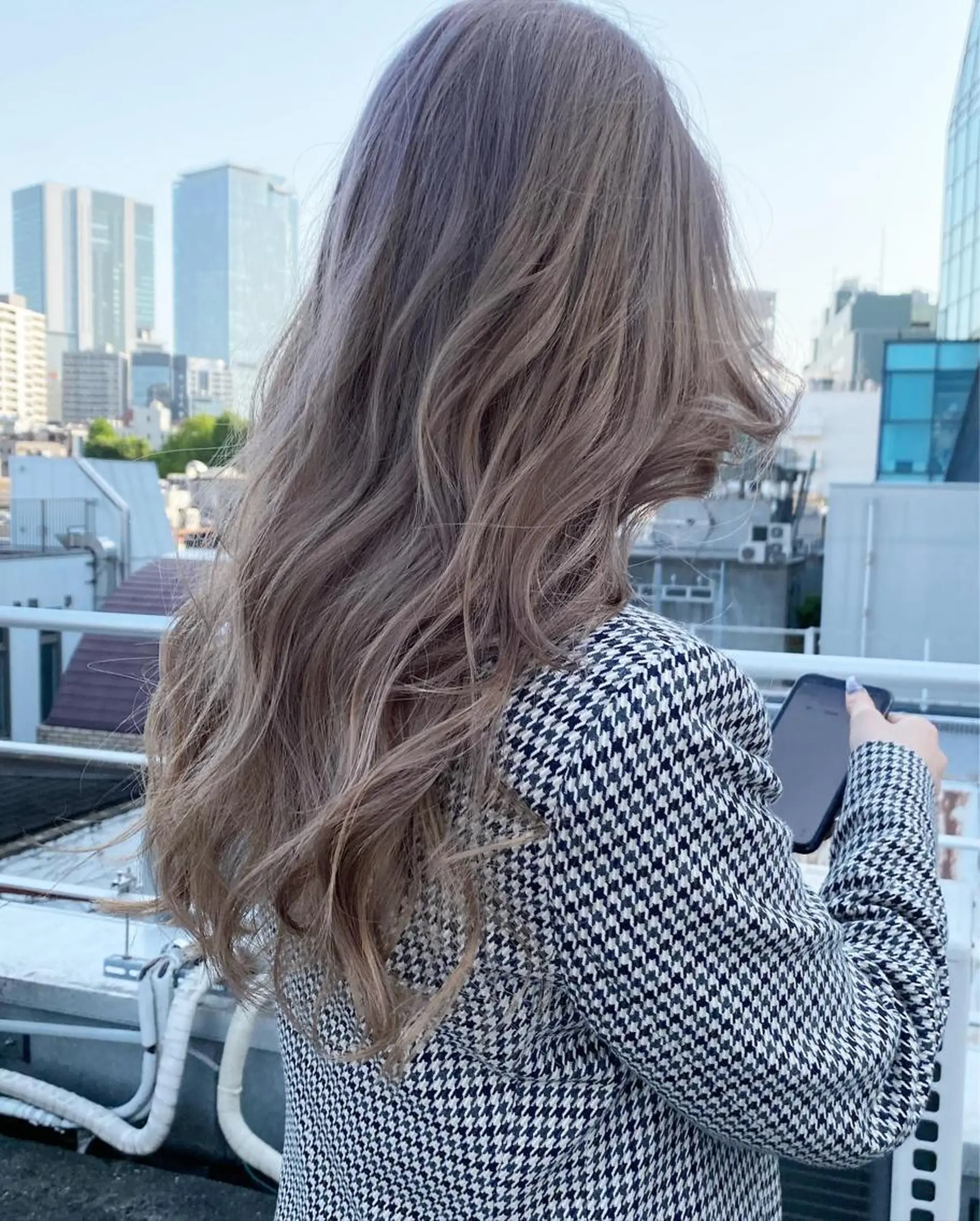 ロング カラー ヘアアレンジ ベージュカラー デザインカラー ハイトーンカラー 原宿レイヤーカット 渋谷【山本喜熙】のヘアスタイル