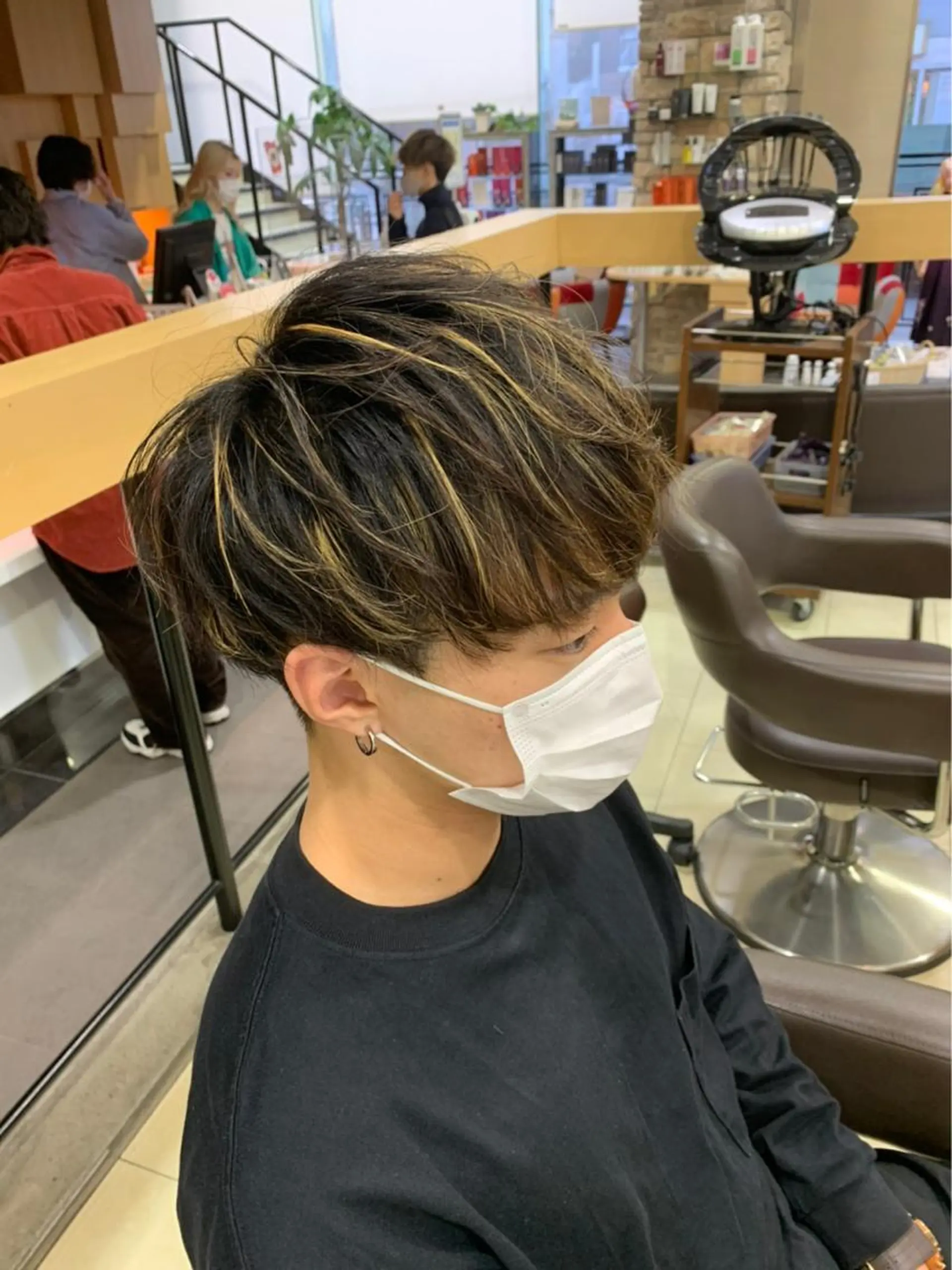 カラー メンズ カット ヘアカラー ﾎｯﾄﾍﾟｯﾊﾟｰ に移行中【かな】のヘアスタイル