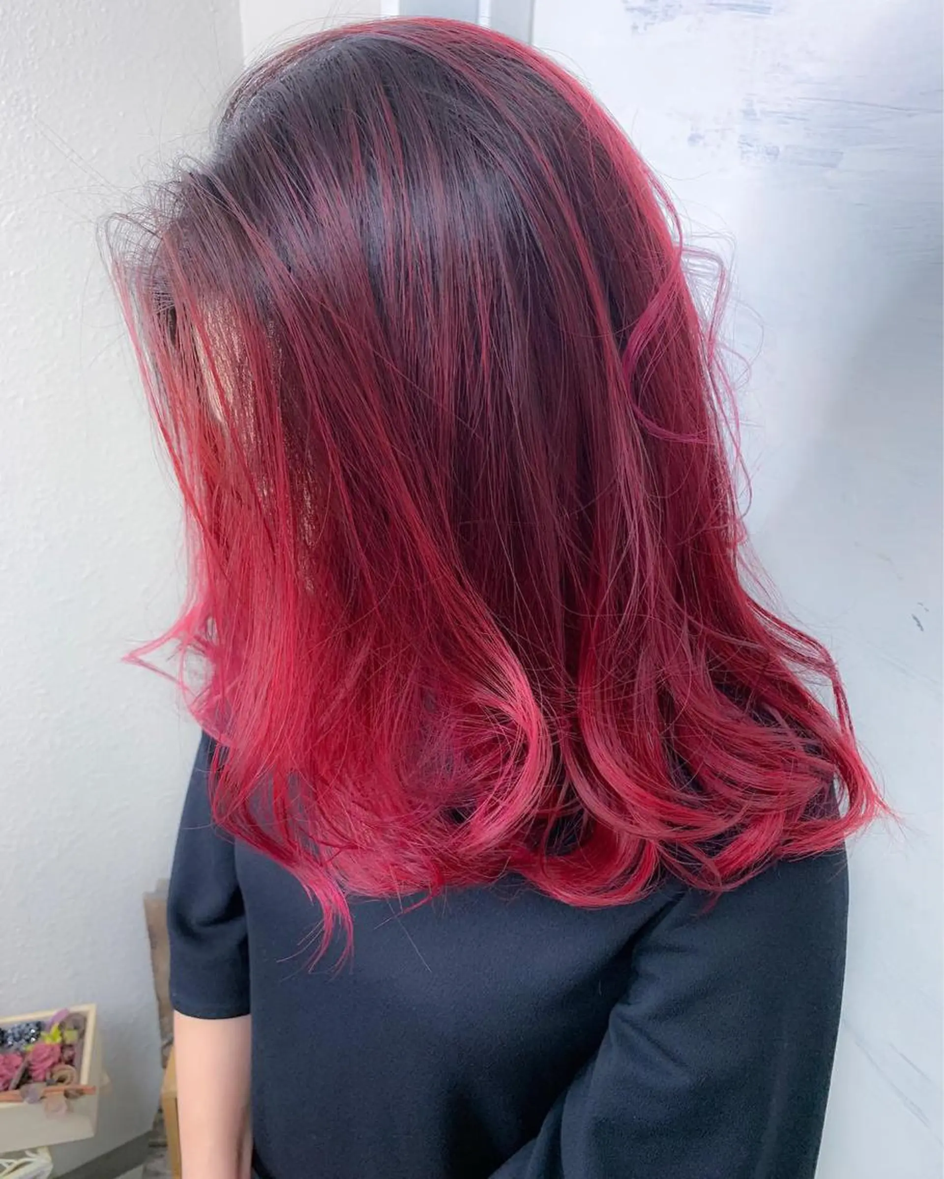 セミロング カラー バレイヤージュ ピンクカラー レッドカラー レイヤーカット ヘアカラー エクステ BOX mico.のヘアスタイル