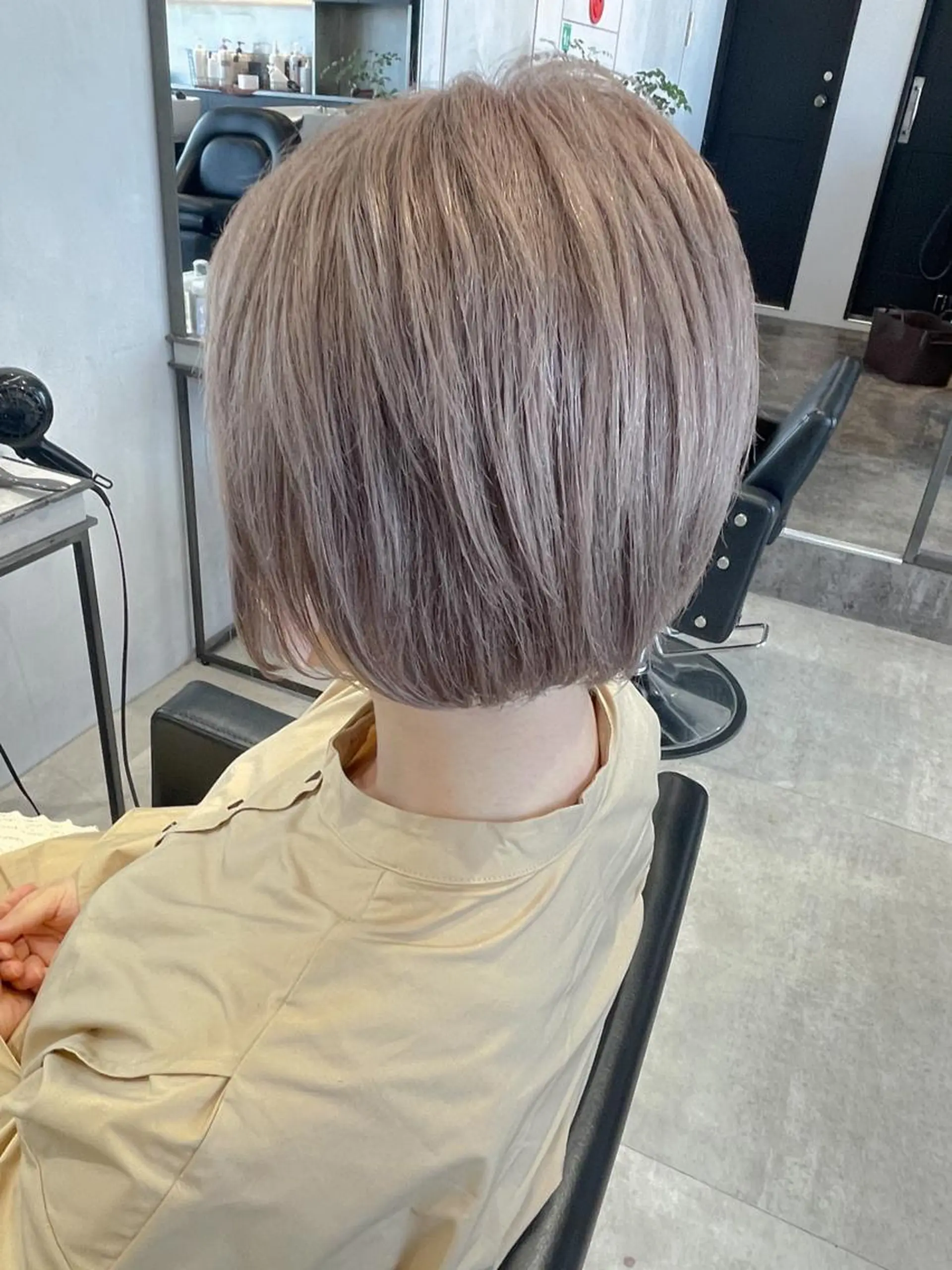 ショート カラー ブリーチ ケアブリーチ グレージュ ヘアカラー トリートメント 🦋レイヤーカット ミドリカワ🦋のヘアスタイル