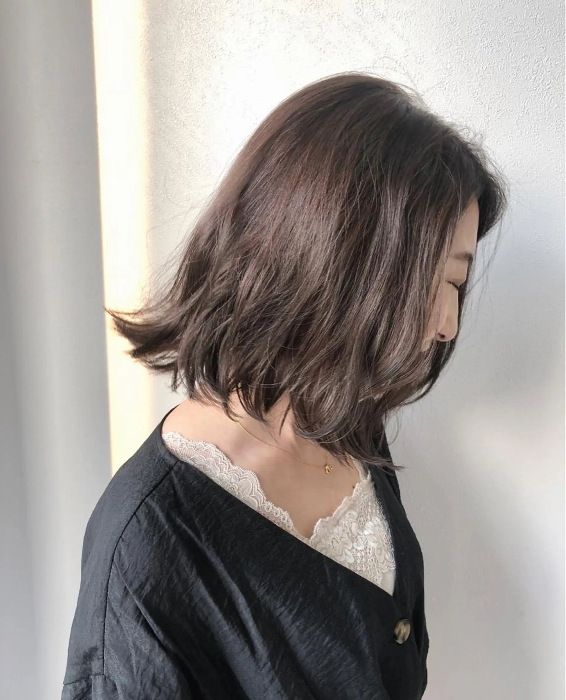 ミディアム カラー ブリーチ グレージュ ブリーチなしカラー 岩田 萌那のヘアスタイル