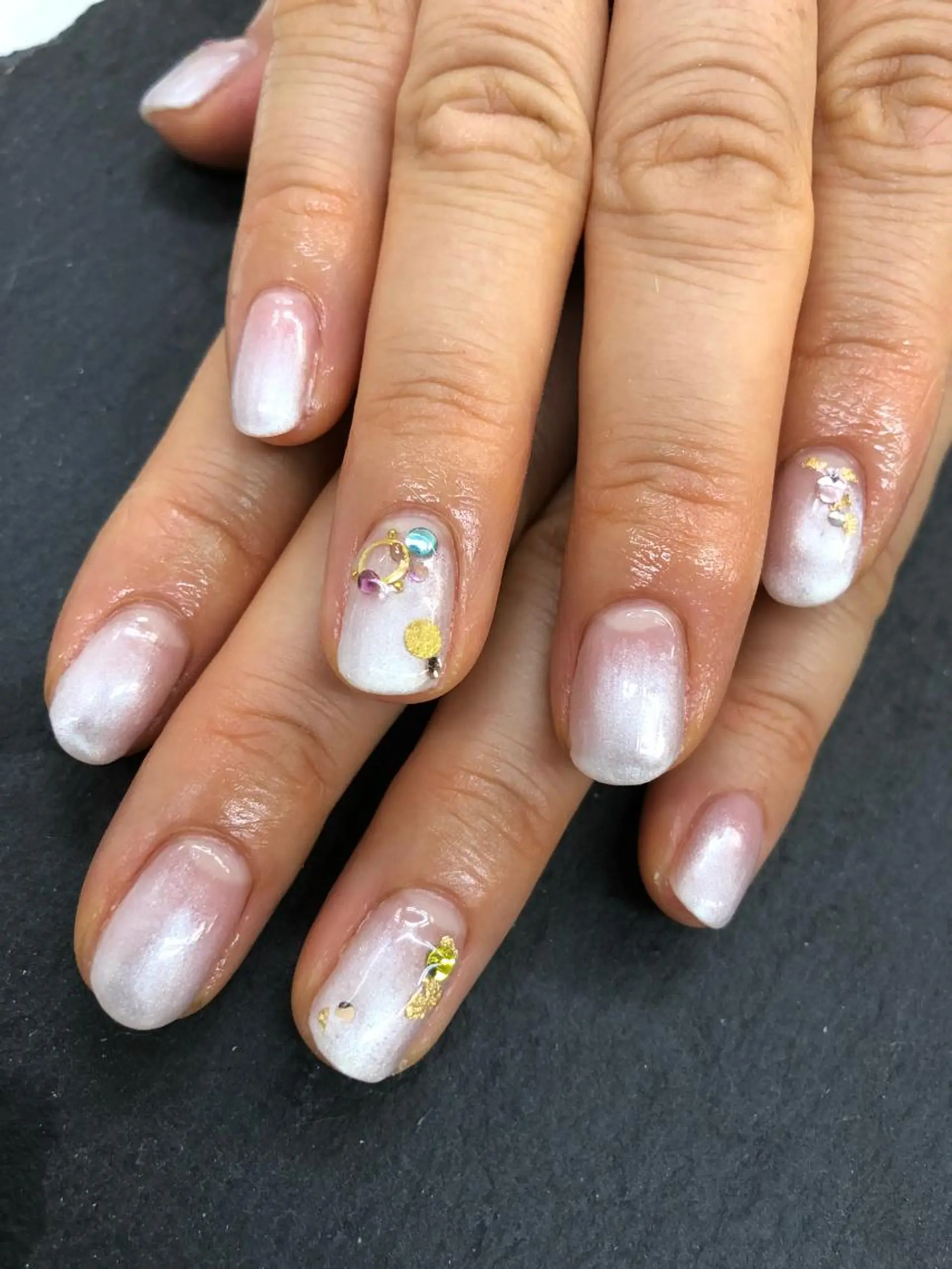 ネイル グラデーション ストーンネイル esNail&eye イーズネイル＆アイのネイルデザイン