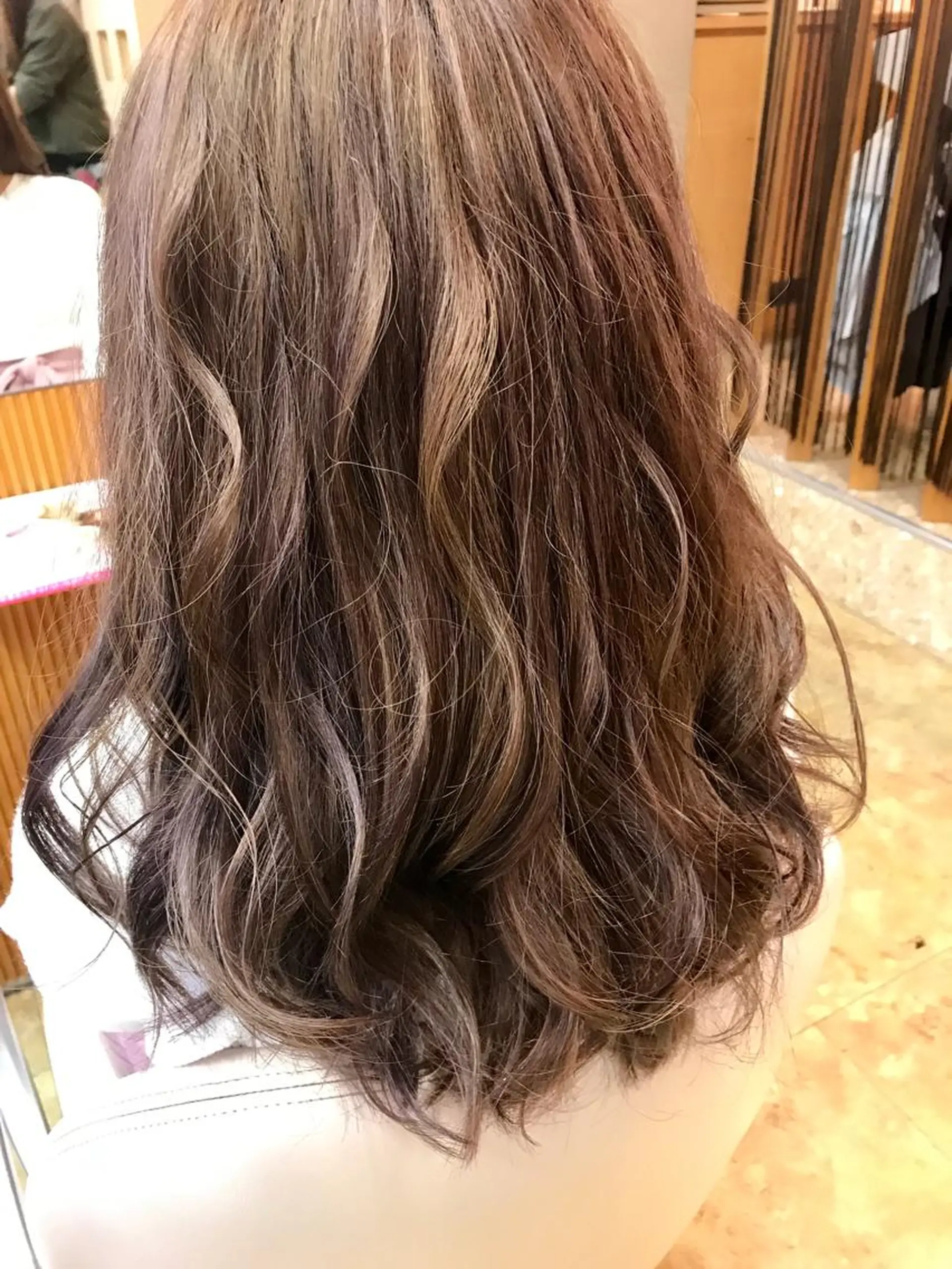 セミロング カラー ハイライトカラー ラベンダーカラー ラベンダーグレー ハイライト 脇田 雄大のヘアスタイル