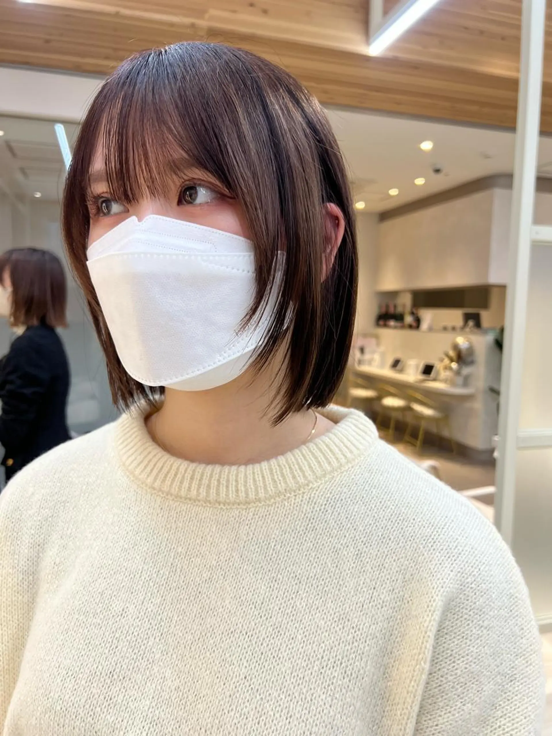 ショート カラー 切りっぱなしボブ 前下がりボブ ベージュカラー ブリーチ グレージュ カット ヘアカラー トリートメント ニュアンスレイヤー ハイトーンカラーのヘアスタイル