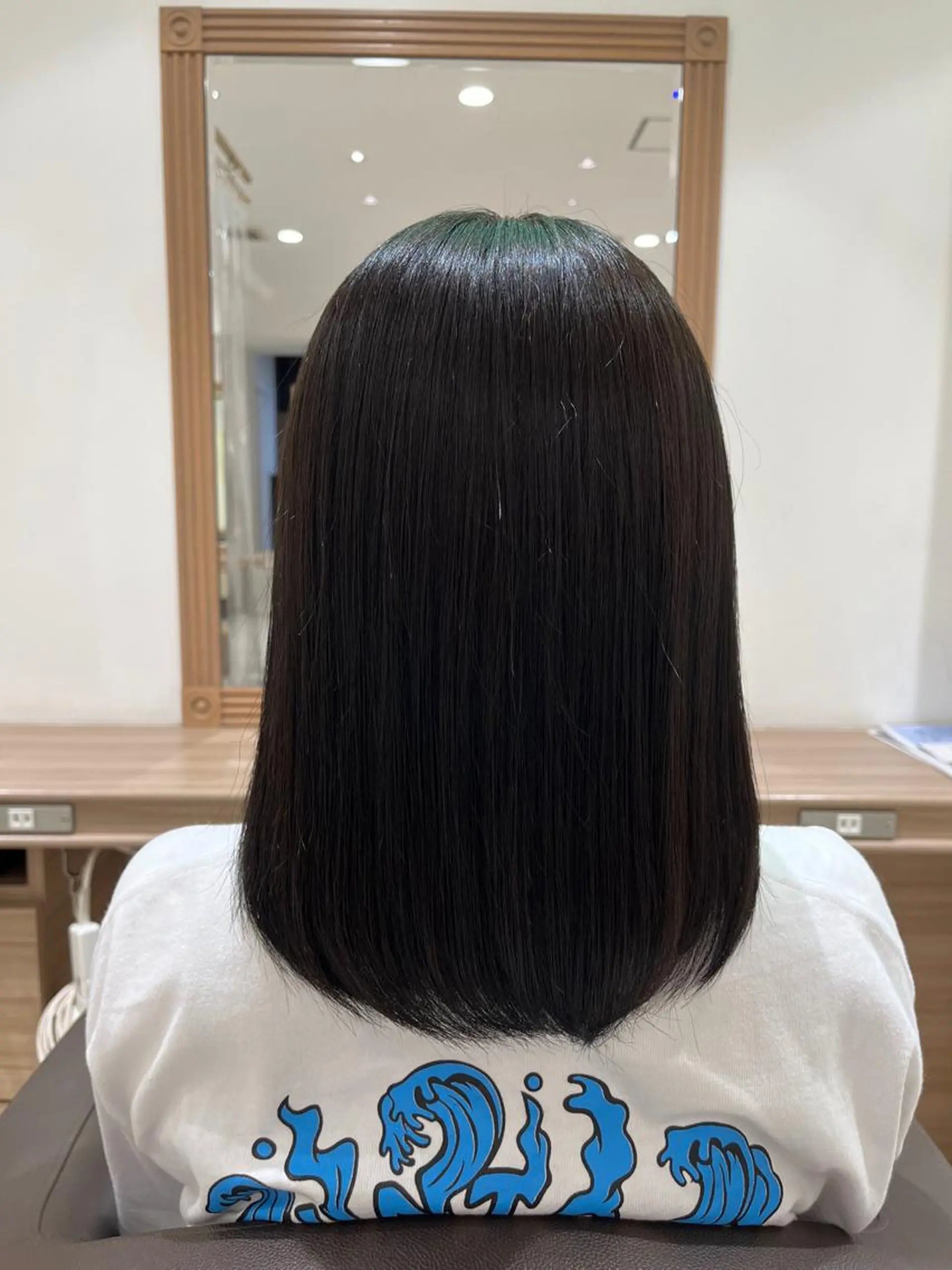 ミディアム DC カラーモデルのヘアスタイル