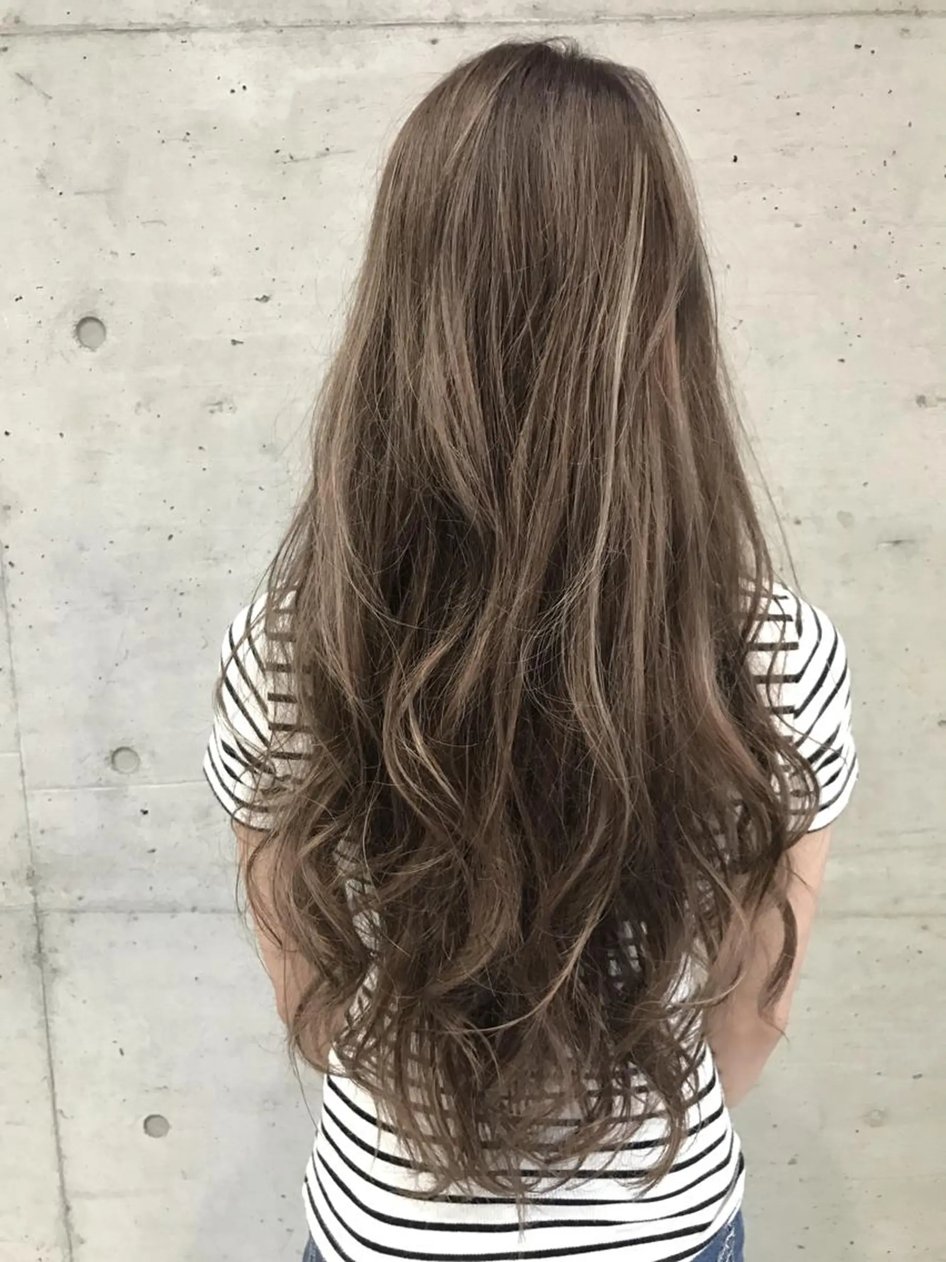 ロング カラー アッシュ アッシュグレー アッシュグレージュ グレージュ ハイライトカラー 大栗 佑也  髪質改善のヘアスタイル
