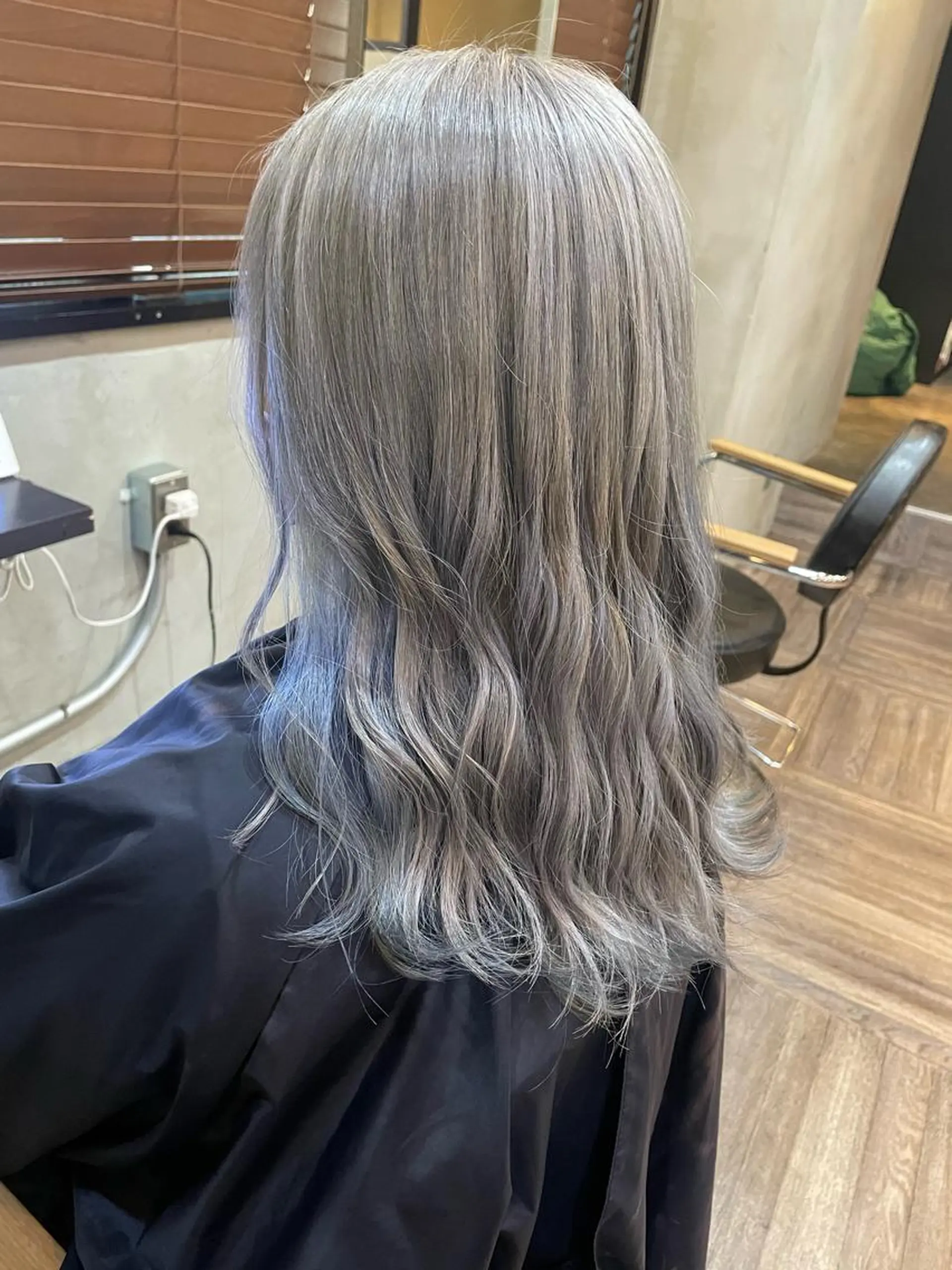 ロング カラー ブリーチ ブルーカラー シルバー ホワイトシルバー La fith 店長 城谷颯人のヘアスタイル