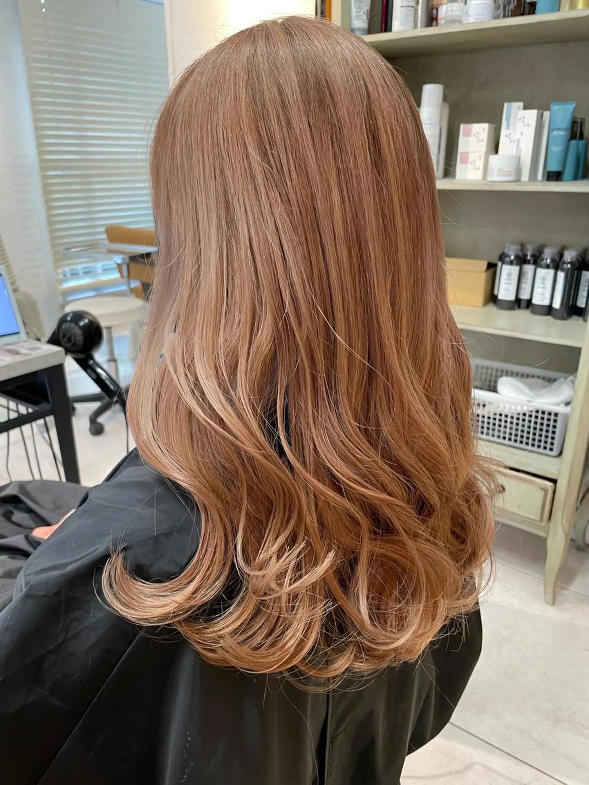 ロング カラー ベージュカラー イルミナカラー ミルクティーベージュ カット ブリーチ特化 ハイトーンRYOYAのヘアスタイル