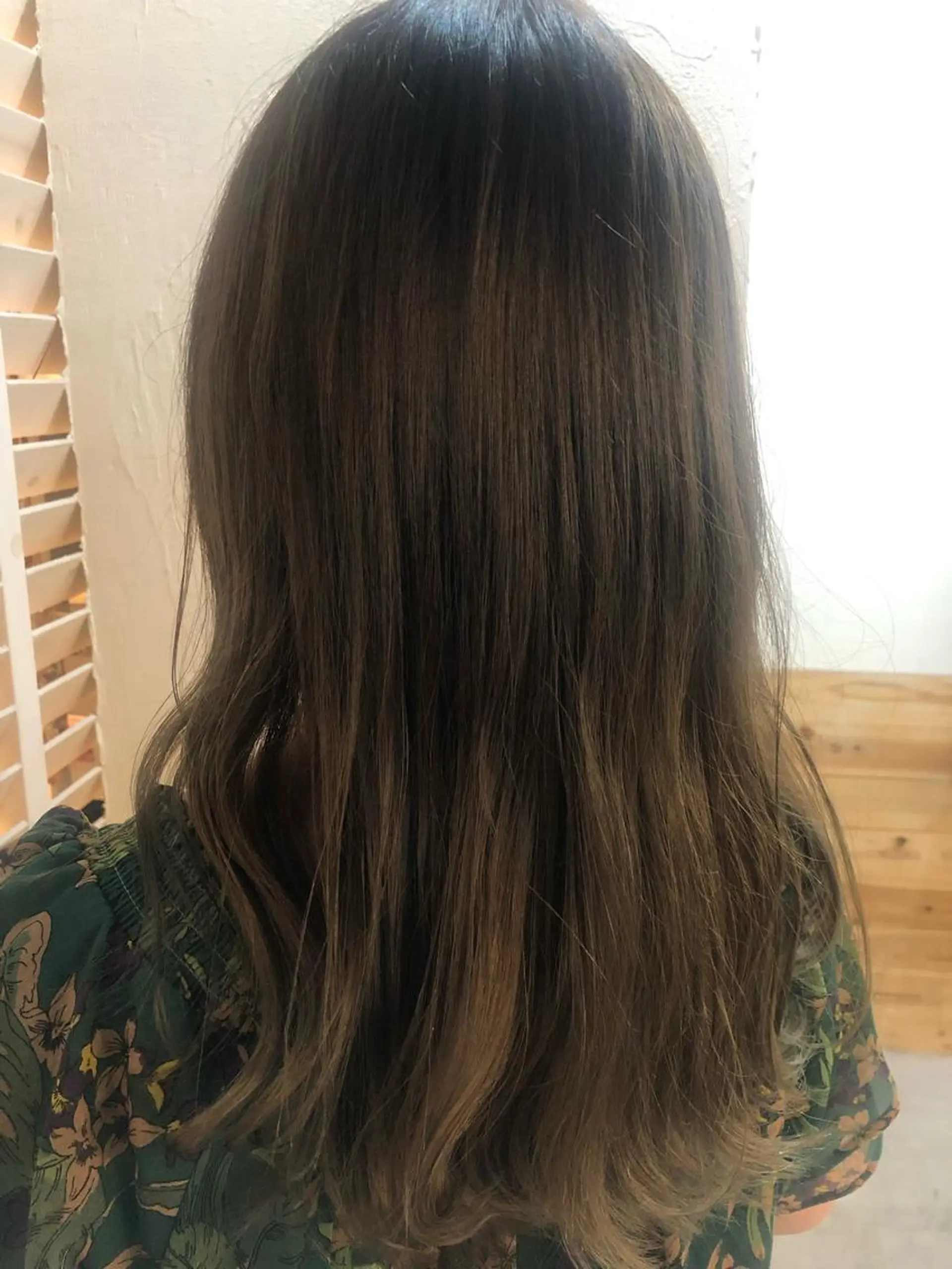 セミロング カラー 髪質改善＆ブリーチ 伊勢　祐一郎のヘアスタイル