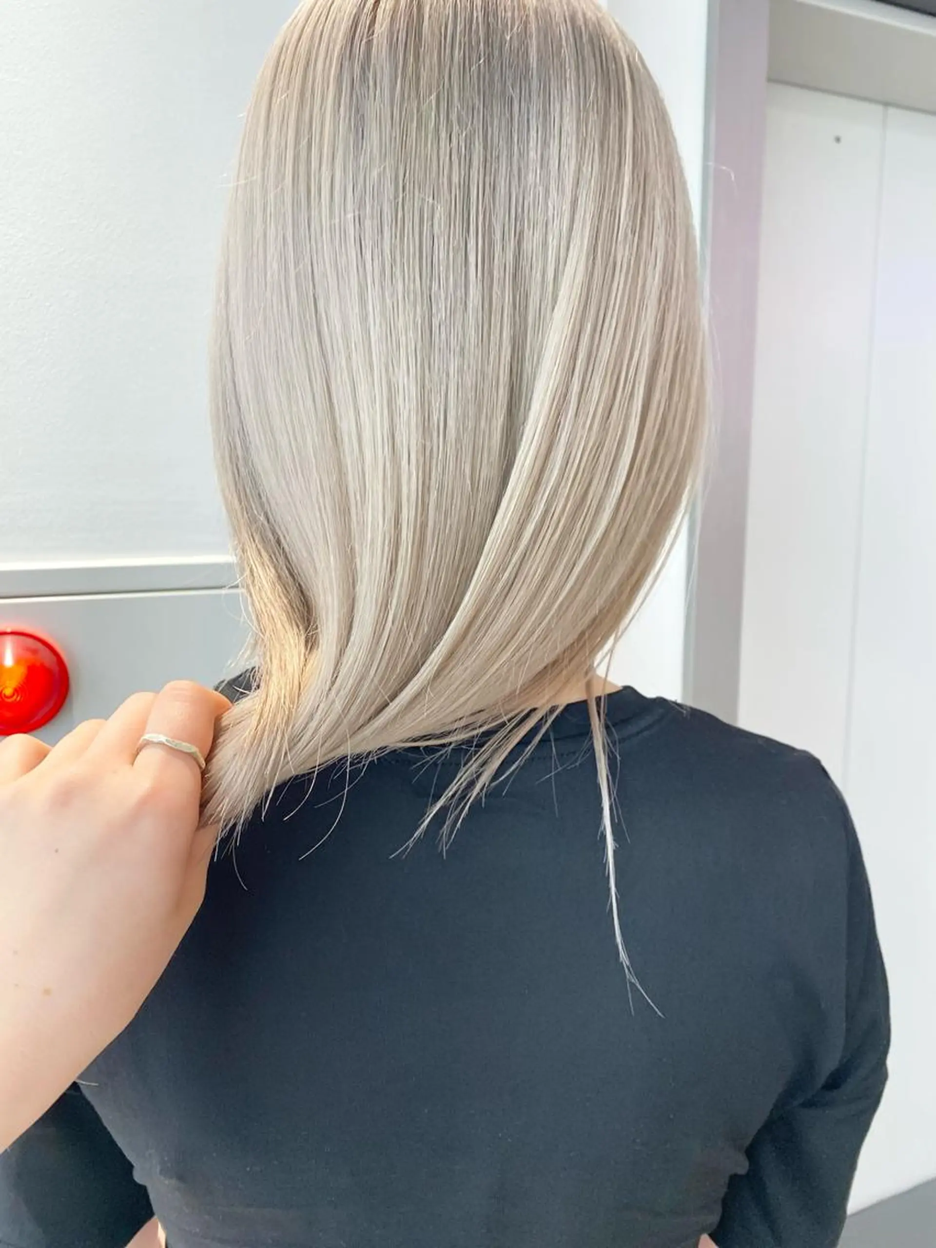 セミロング カラー ヘアアレンジ ベージュカラー シルバー シルバーベージュ ホワイトベージュ ホワイトシルバー ヘアカラー トリートメント 🎨ハイトーン/ 切りっぱなし みつきのヘアスタイル