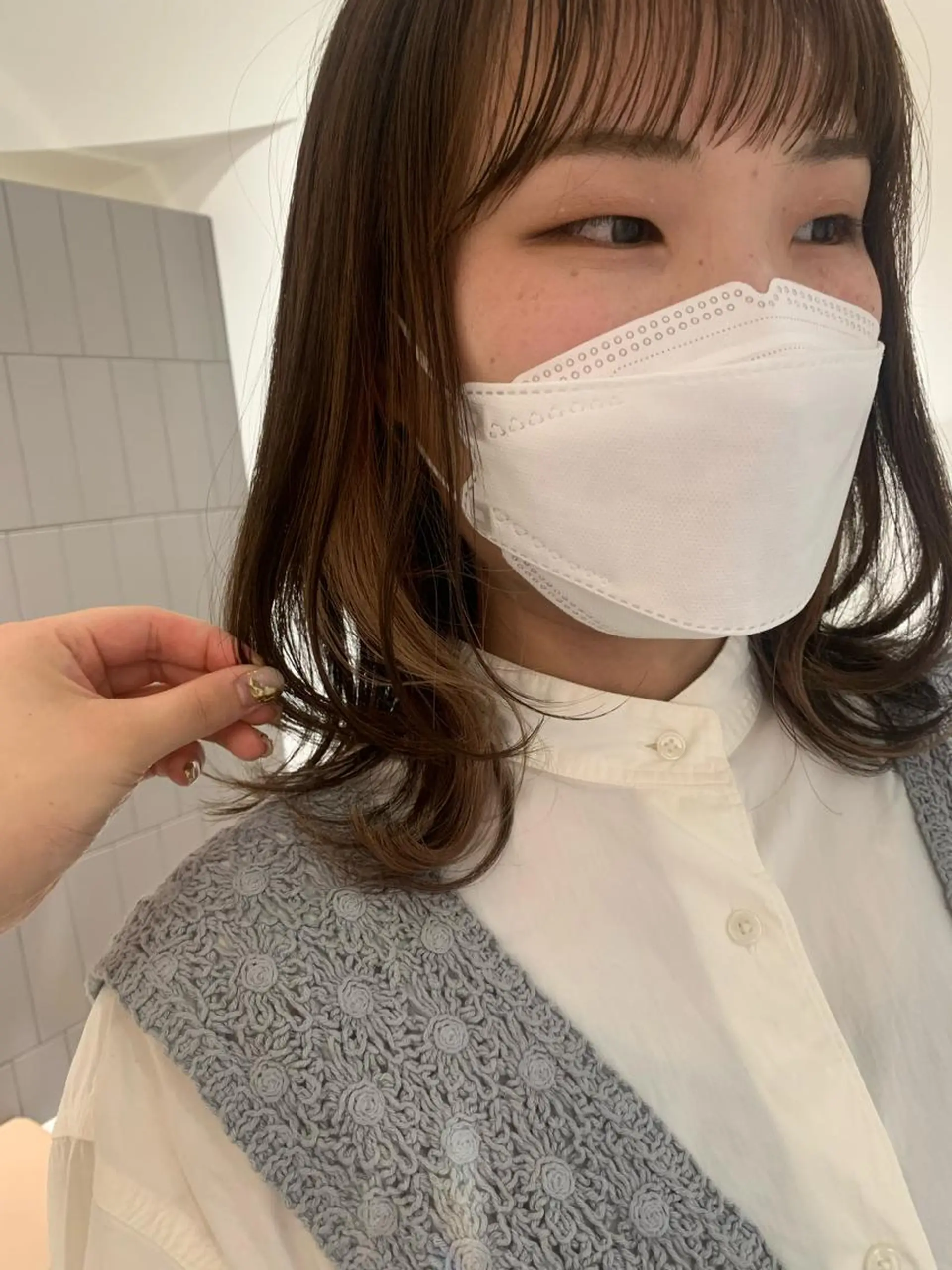 ミディアム くびれヘア レイヤーカット オリーブベージュ/ ブリーチなし透明感のヘアスタイル