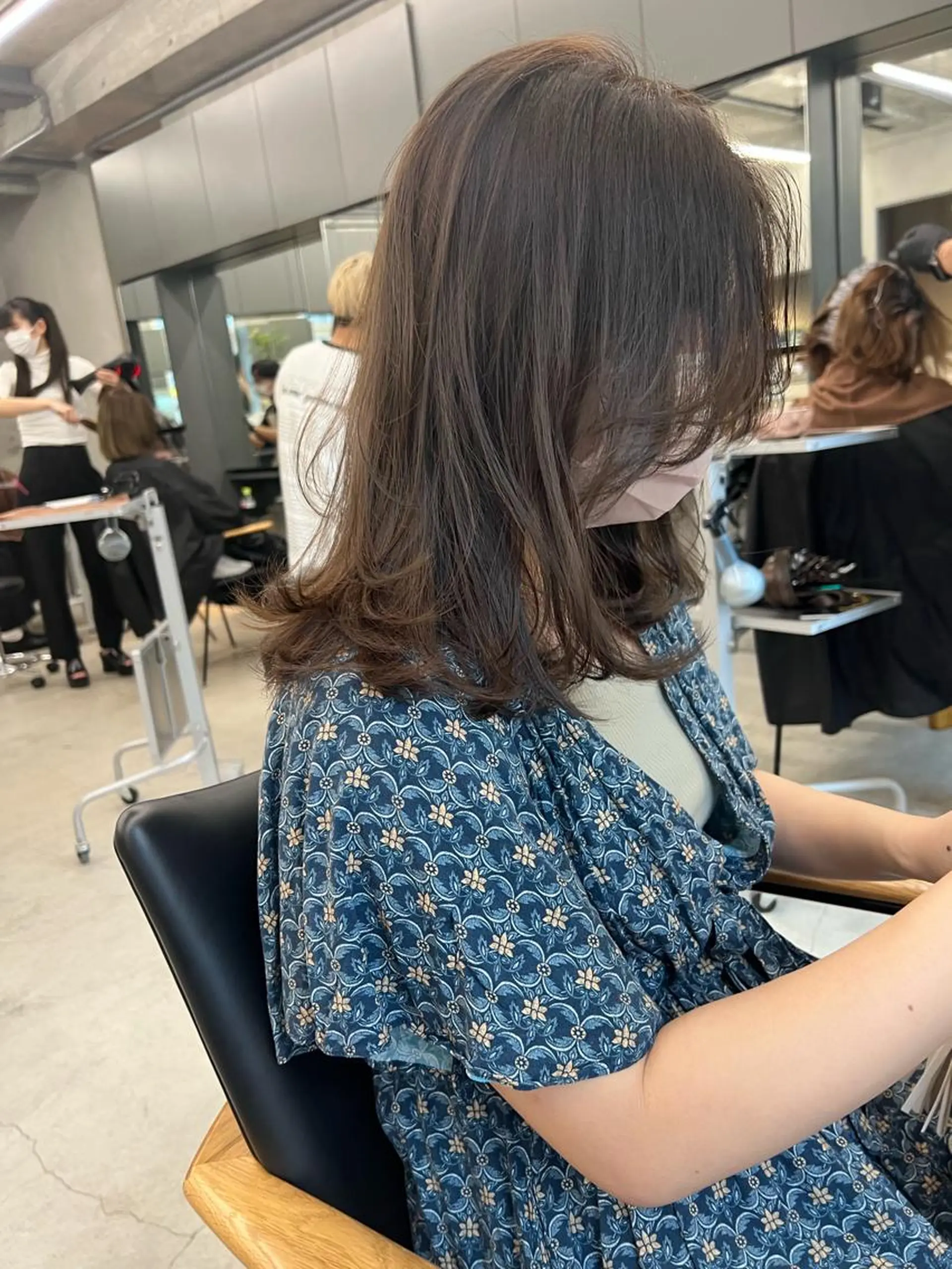 ミディアム カラー ベージュカラー オリーブベージュ レイヤーカット カット ヘアカラー トリートメント sakoda shunkiのヘアスタイル