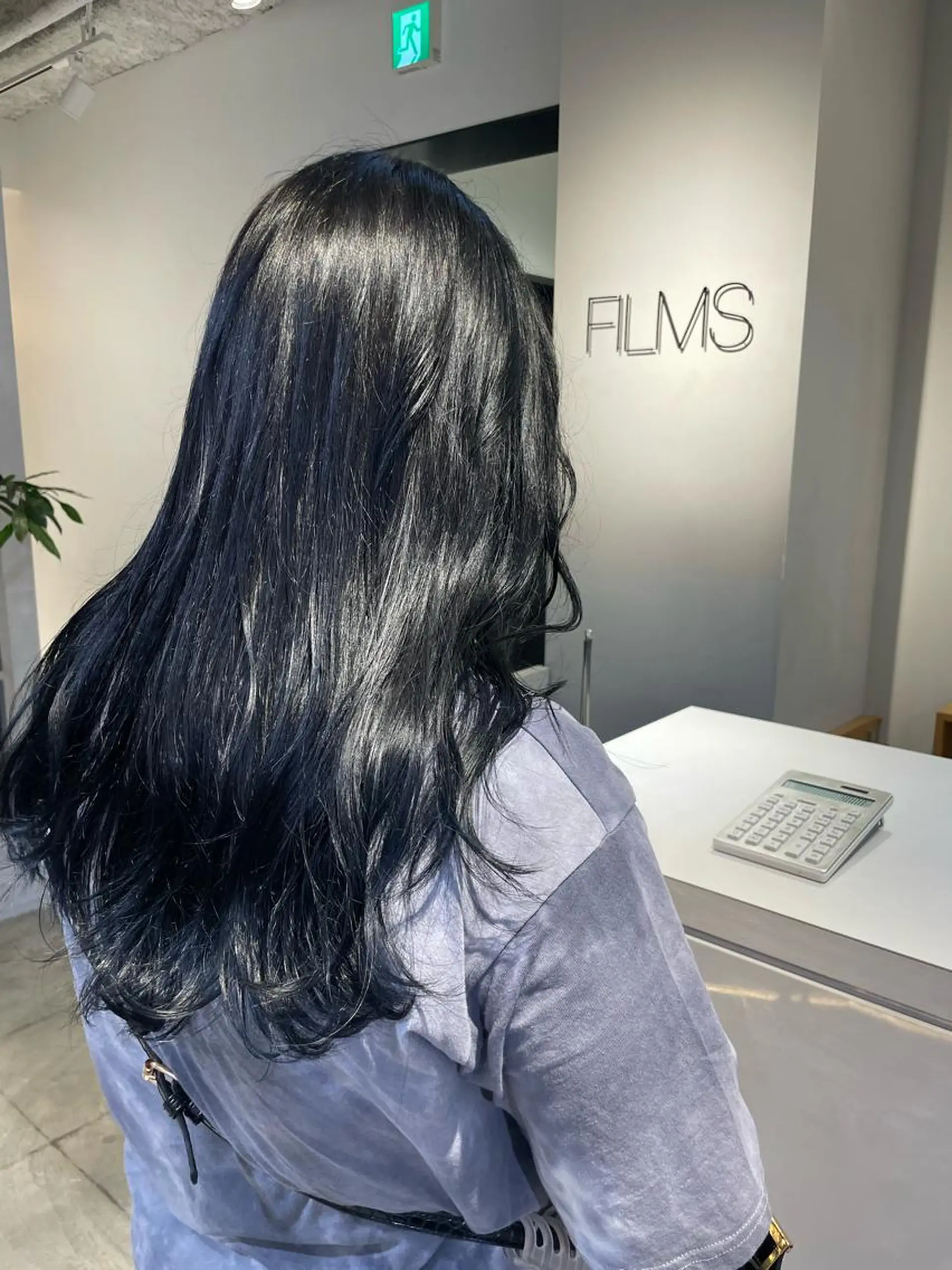 カラー 黒髪 ブルーカラー ブルーブラック レイヤーカット Kinoのヘアスタイル