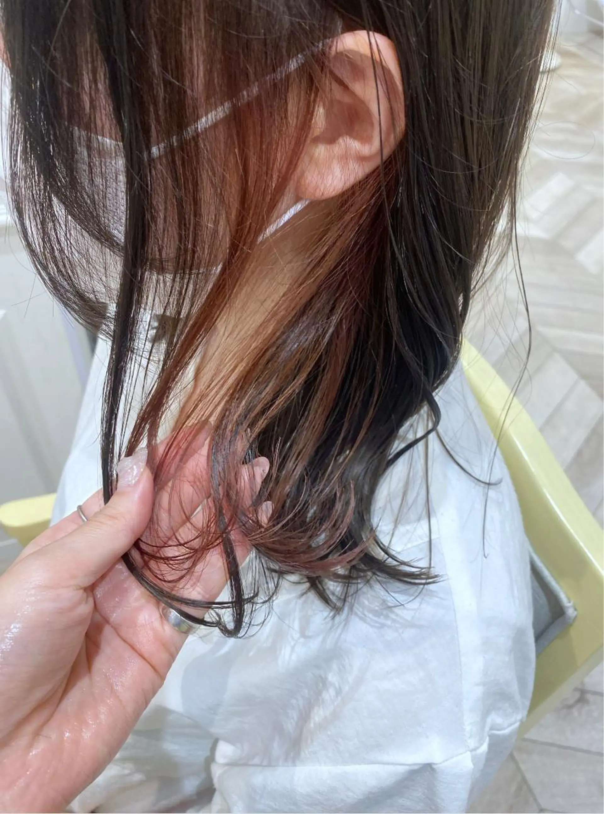 ミディアム カラー ブリーチ グレージュ アイスグレージュ イルミナカラー インナーカラー カット ヘアカラー ベージュ/インナー カラー🤍Rieのヘアスタイル