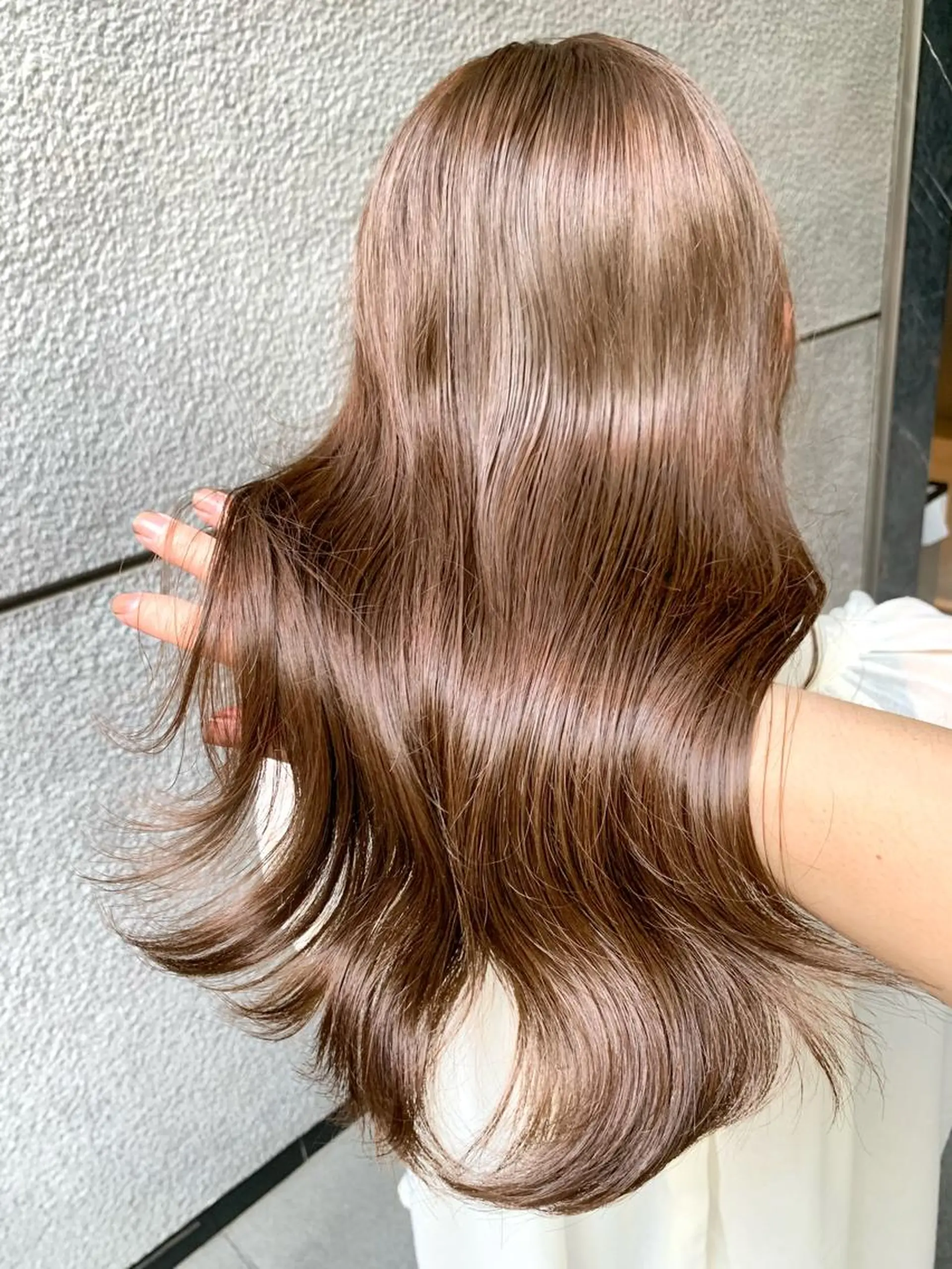 ロング カラー 切りっぱなしボブ ベージュカラー ブリーチ グレージュ ハイトーンカラー カット ヘアカラー トリートメント ニュアンスレイヤー ハイトーンカラーのヘアスタイル