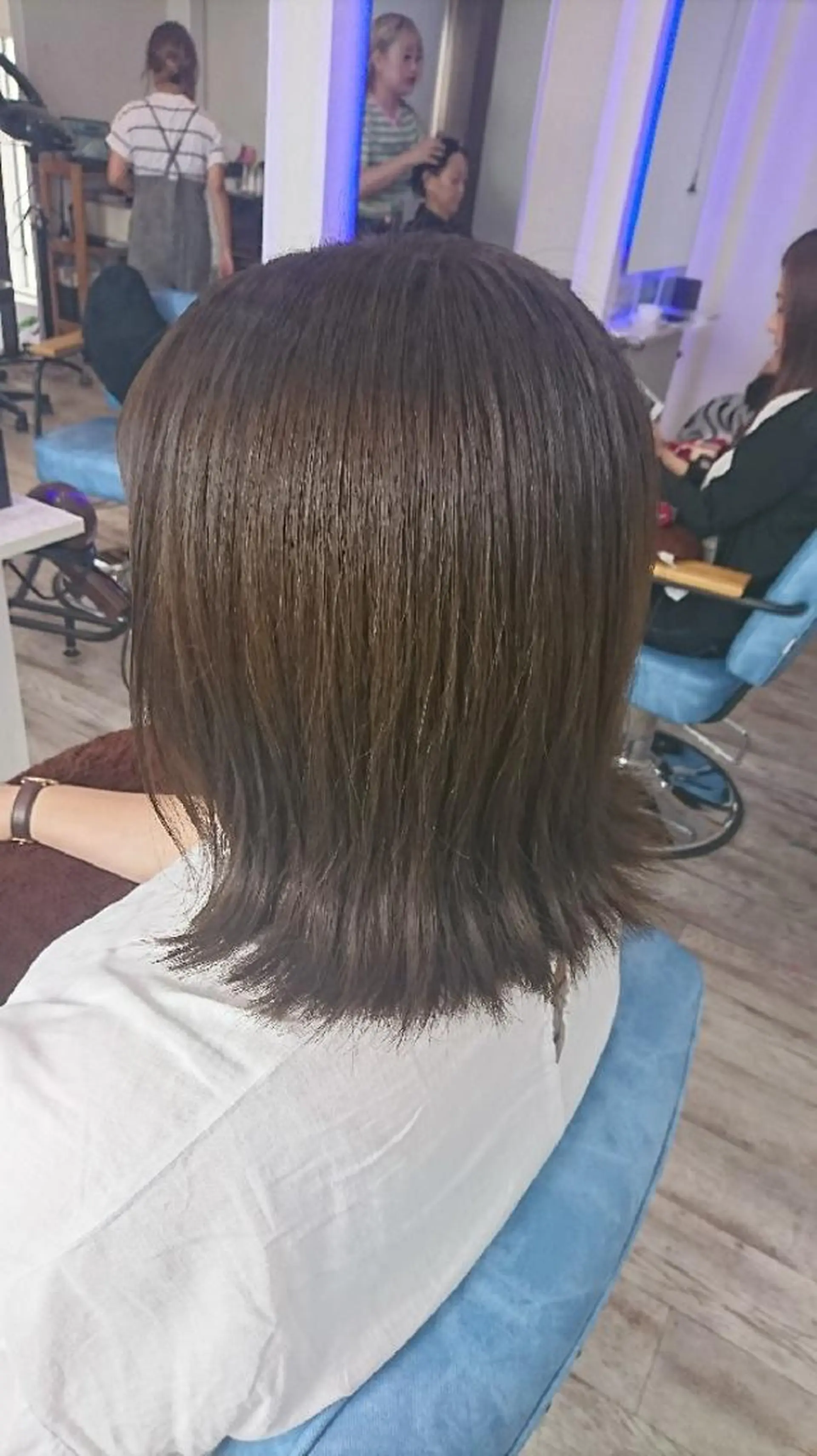 ミディアム カラー シルバー ボブ 外ハネヘア 中嶌 健一のヘアスタイル