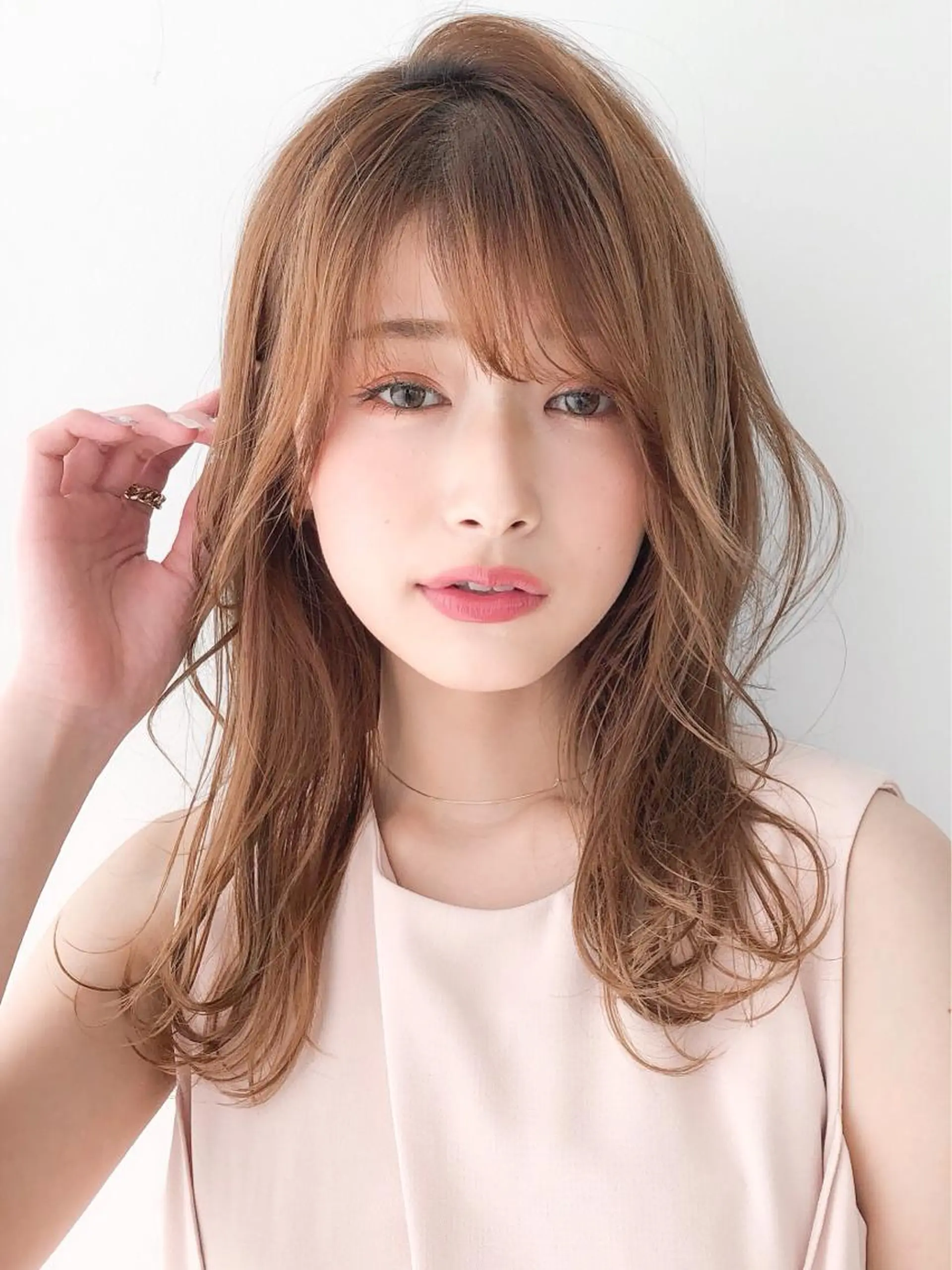 ミディアム カラー くびれヘア 佐藤 侑哉のヘアスタイル
