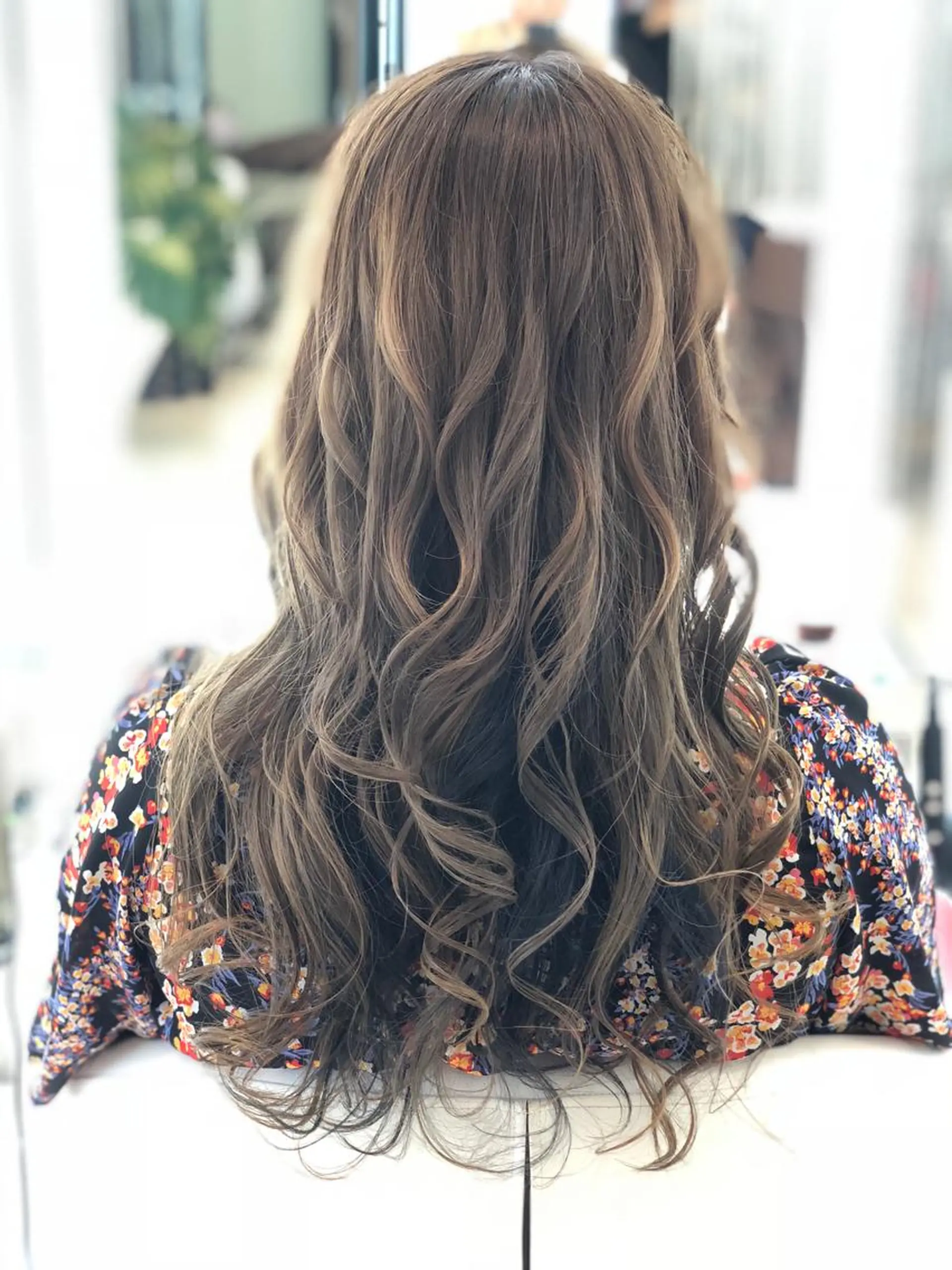 ロング カラー ヘアアレンジ ブリーチ グラデーションカラー グレージュ 渡辺　亮/ ハイライト/髪質改善のヘアスタイル
