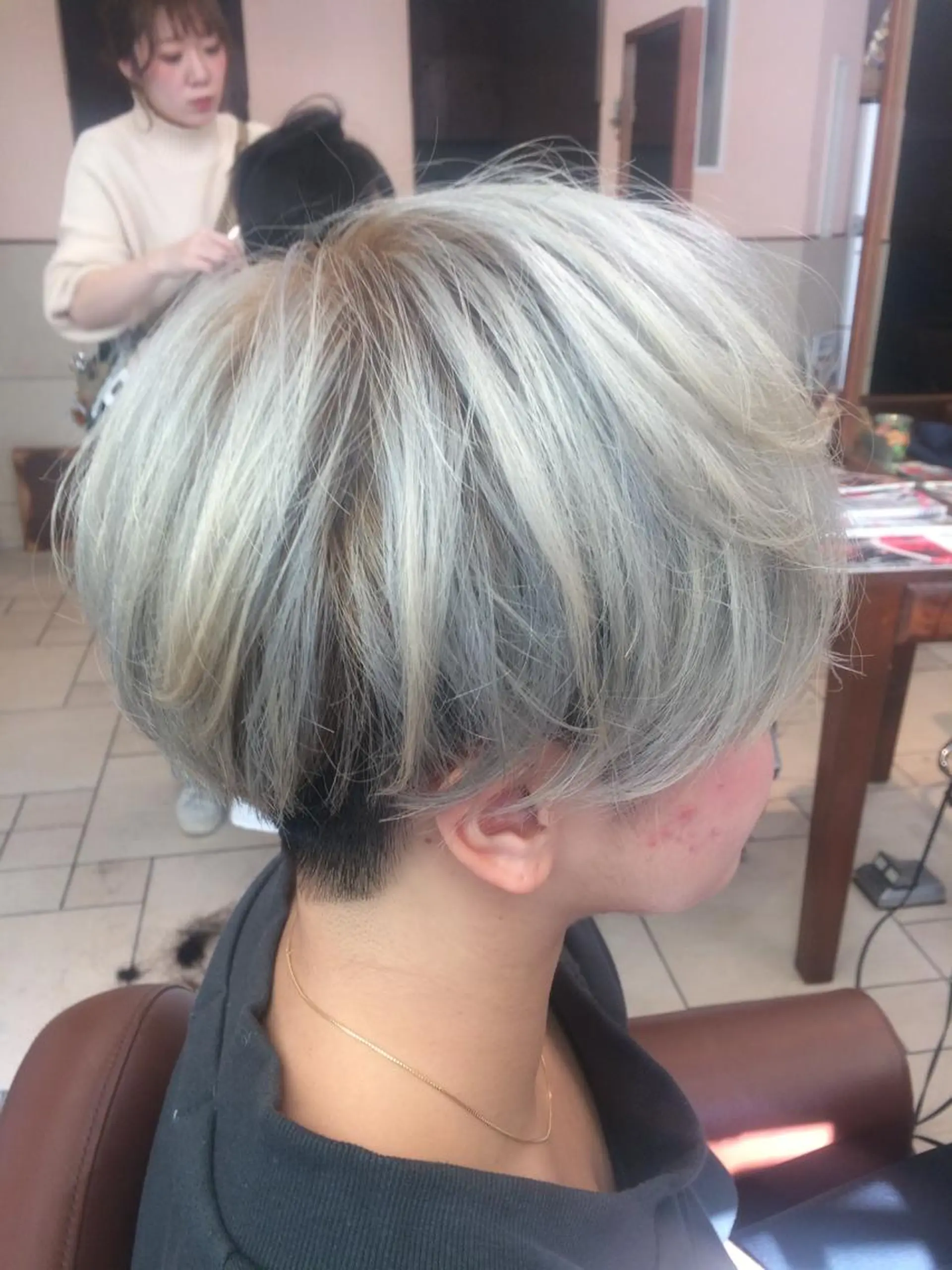 ショート カラー ヘアアレンジ メンズパーマの巨匠 鈴木純のヘアスタイル