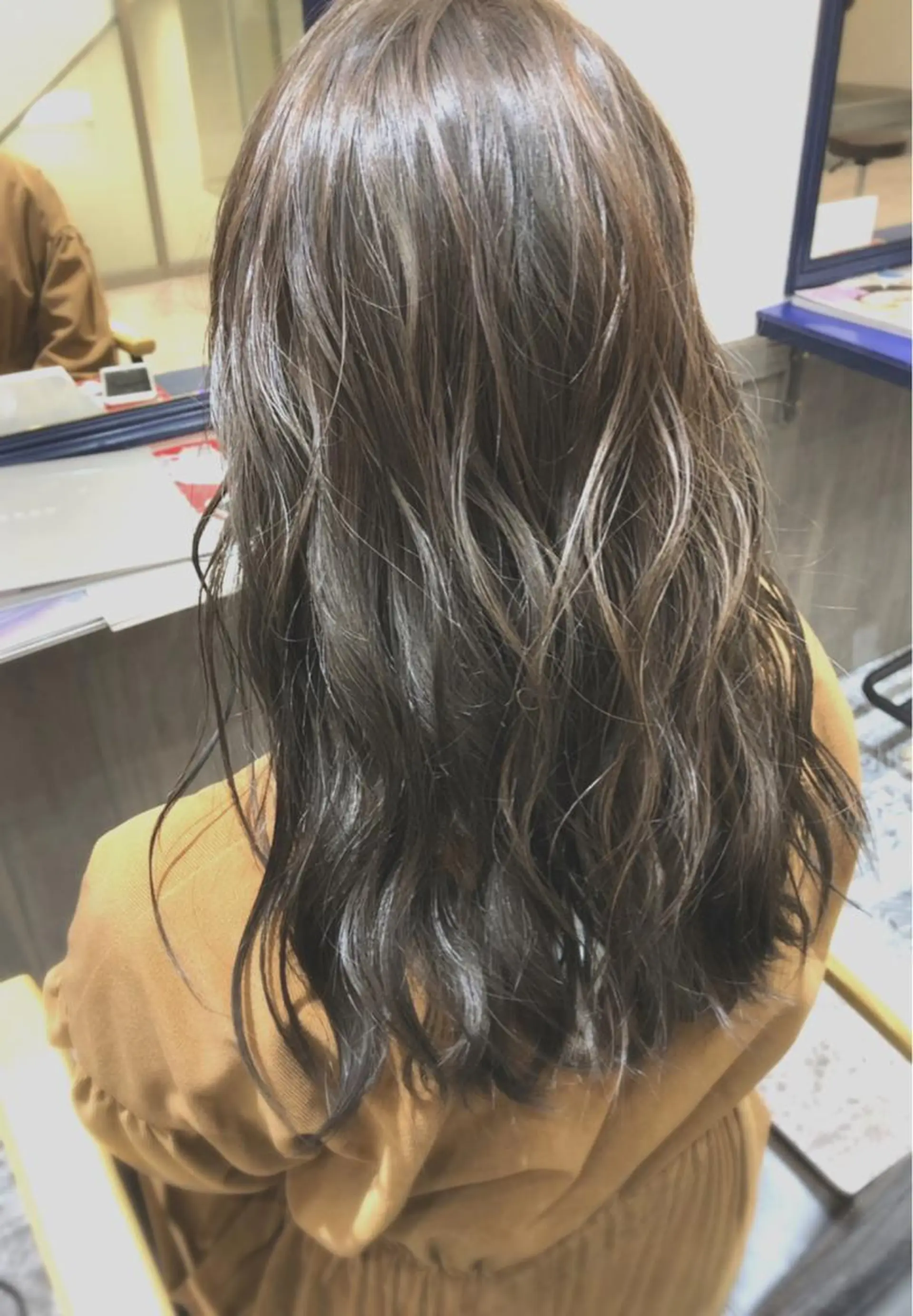 セミロング カラー アディクシーカラー ブリーチ 透明感カラー カット ヘアカラー トリートメント hair  design  ALBERO所属・日高 香織のヘアスタイル