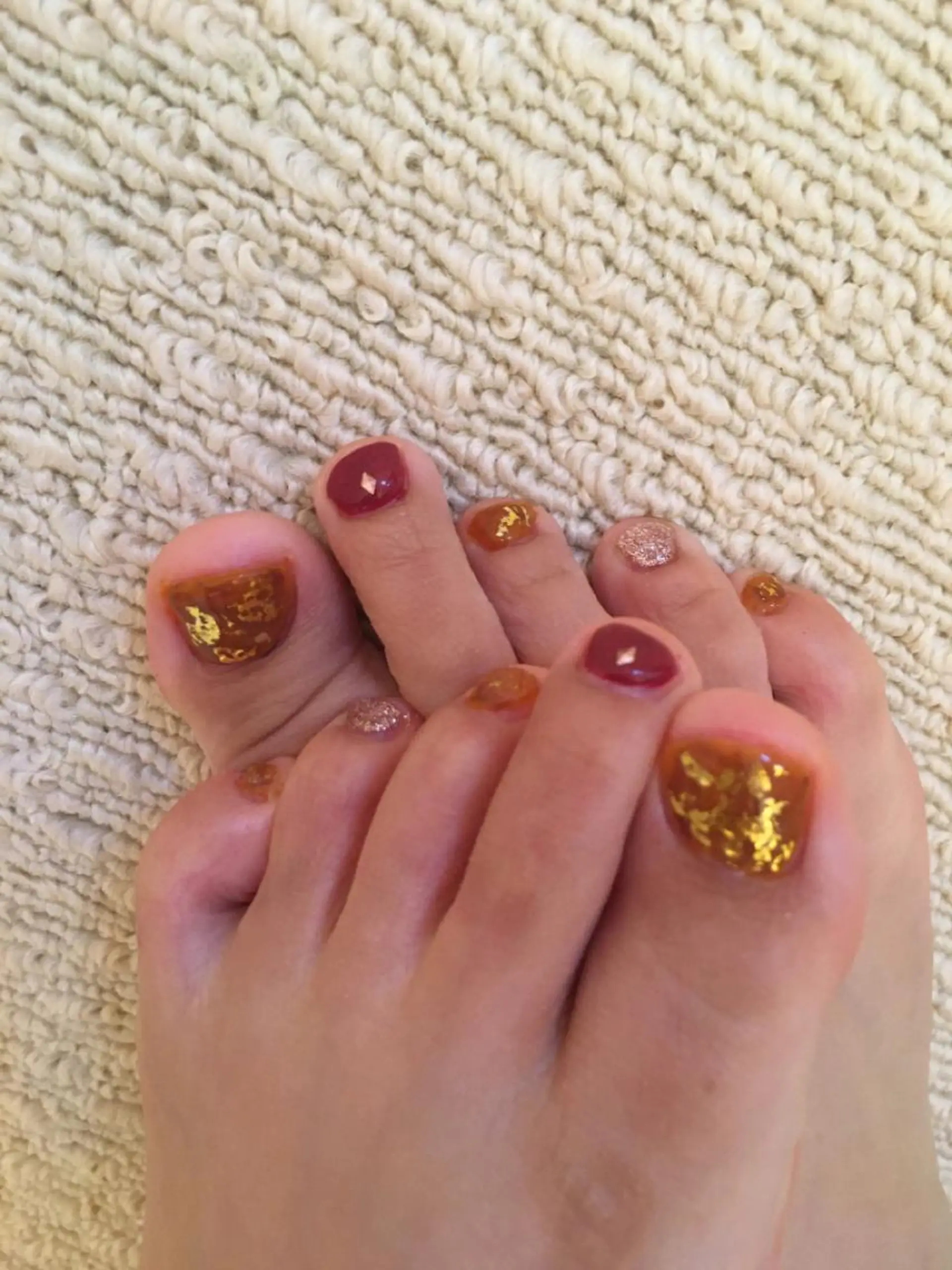 ネイル べっ甲ネイル フットネイル ゴールド ラメ(グリッター) ワンカラーネイル ネイルサロン ショコラのネイルデザイン