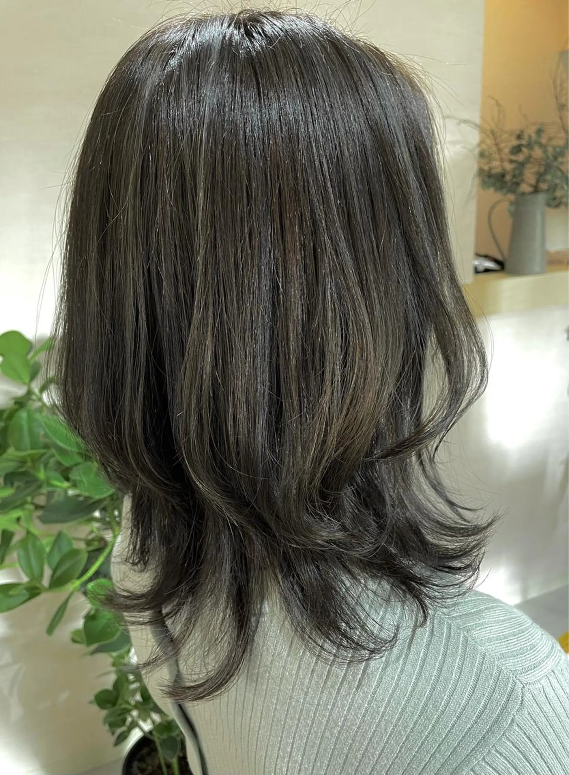 ミディアム カラー グレージュ オリーブグレージュ オリーブグレー レイヤーカット ウルフカット VERBENA所属・ハイライト／艶カラー 大河シンジのヘアスタイル