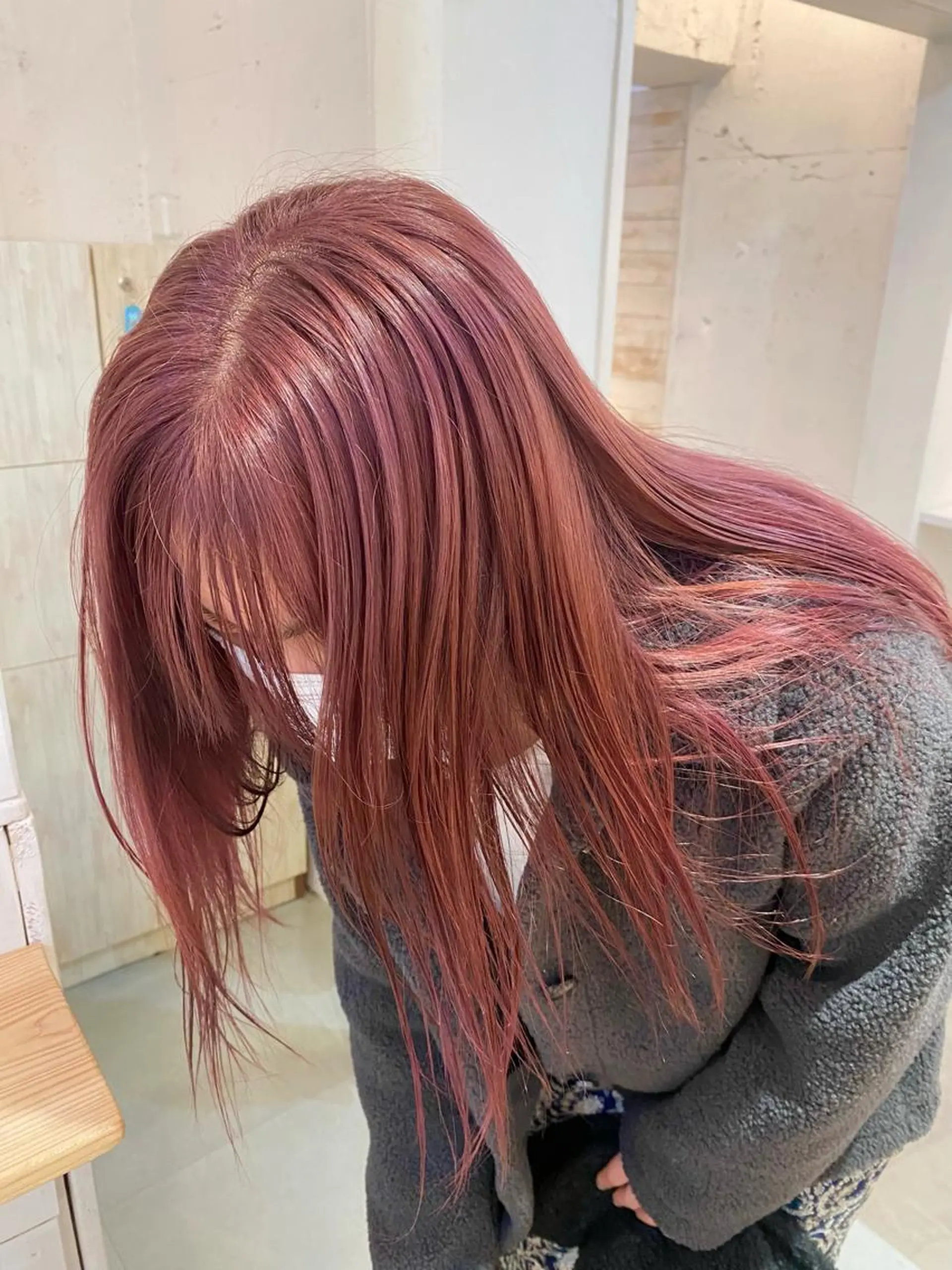 ロング ブリーチなしカラー レイヤーカットのヘアスタイル