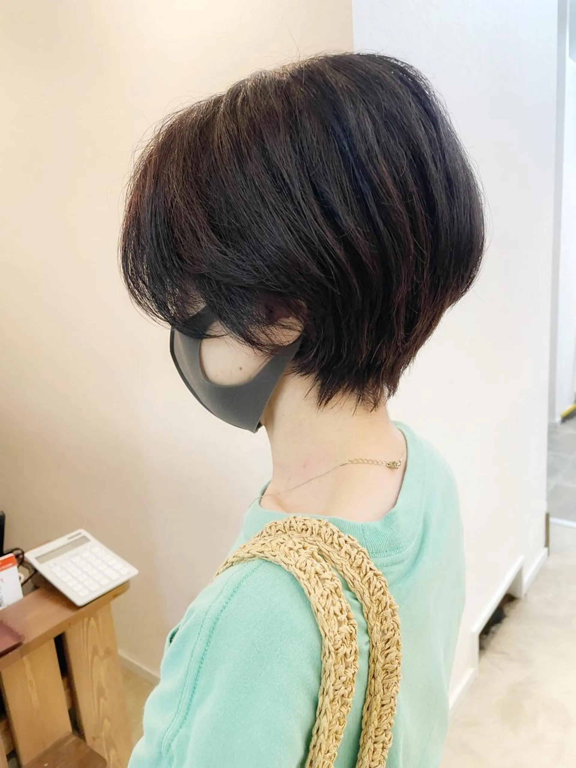 ショート カラー ショートレイヤー 丸みショート グラデーションカラー くびれヘア くせ毛 カット ヘアカラー newline銀座所属・銀座ショート/ 大人ショート/金子涼のヘアスタイル