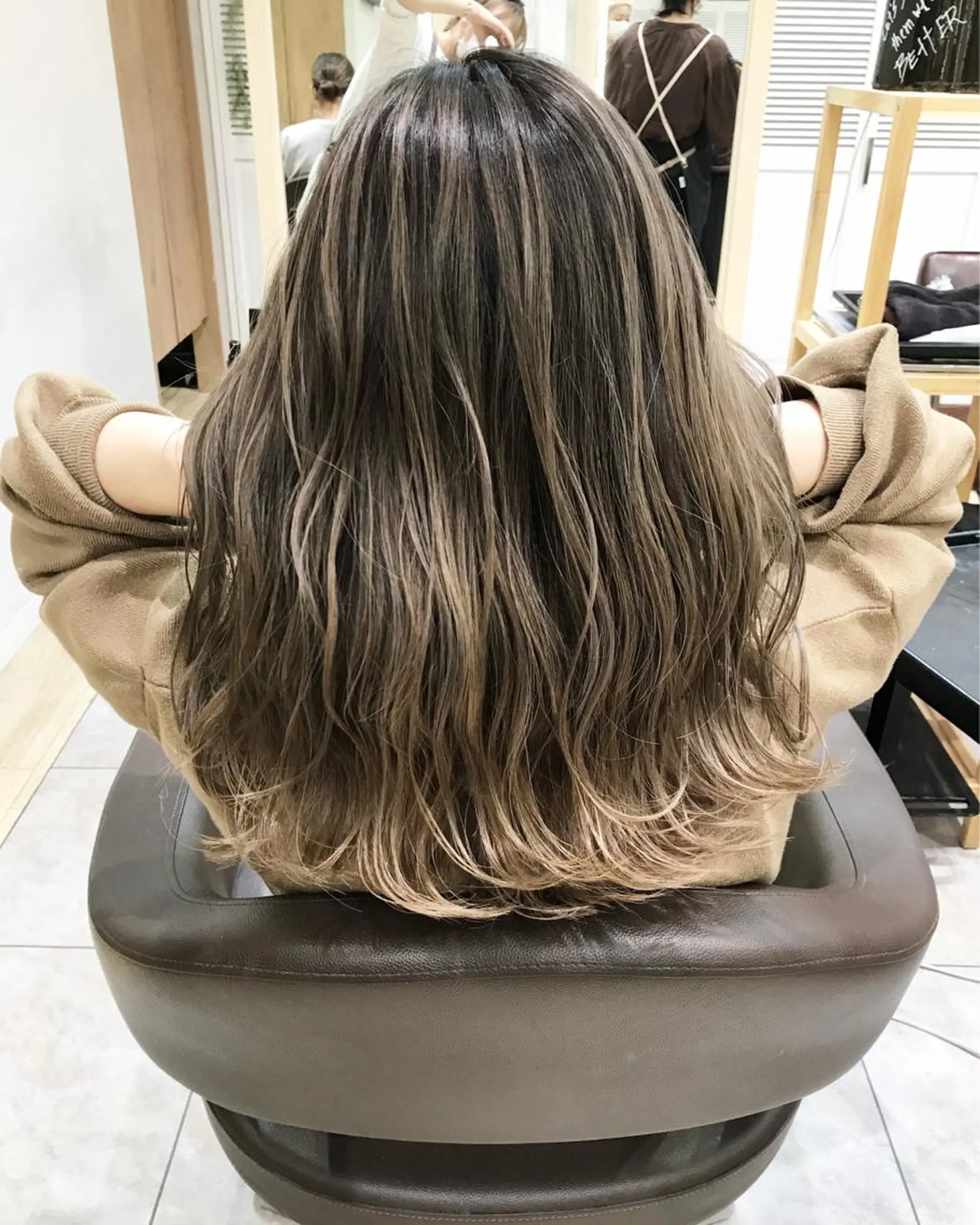 セミロング カラー バレイヤージュ レイヤーカット ヘアカラー トリートメント デザインカラー 店長🌈annaのヘアスタイル