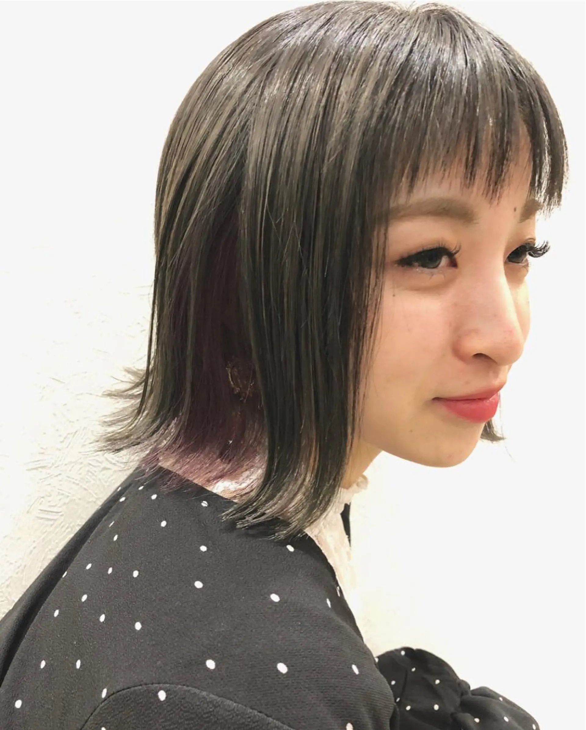 ミディアム カラー インナーカラー ピンクカラー バイオレットカラー 岩田 萌那のヘアスタイル