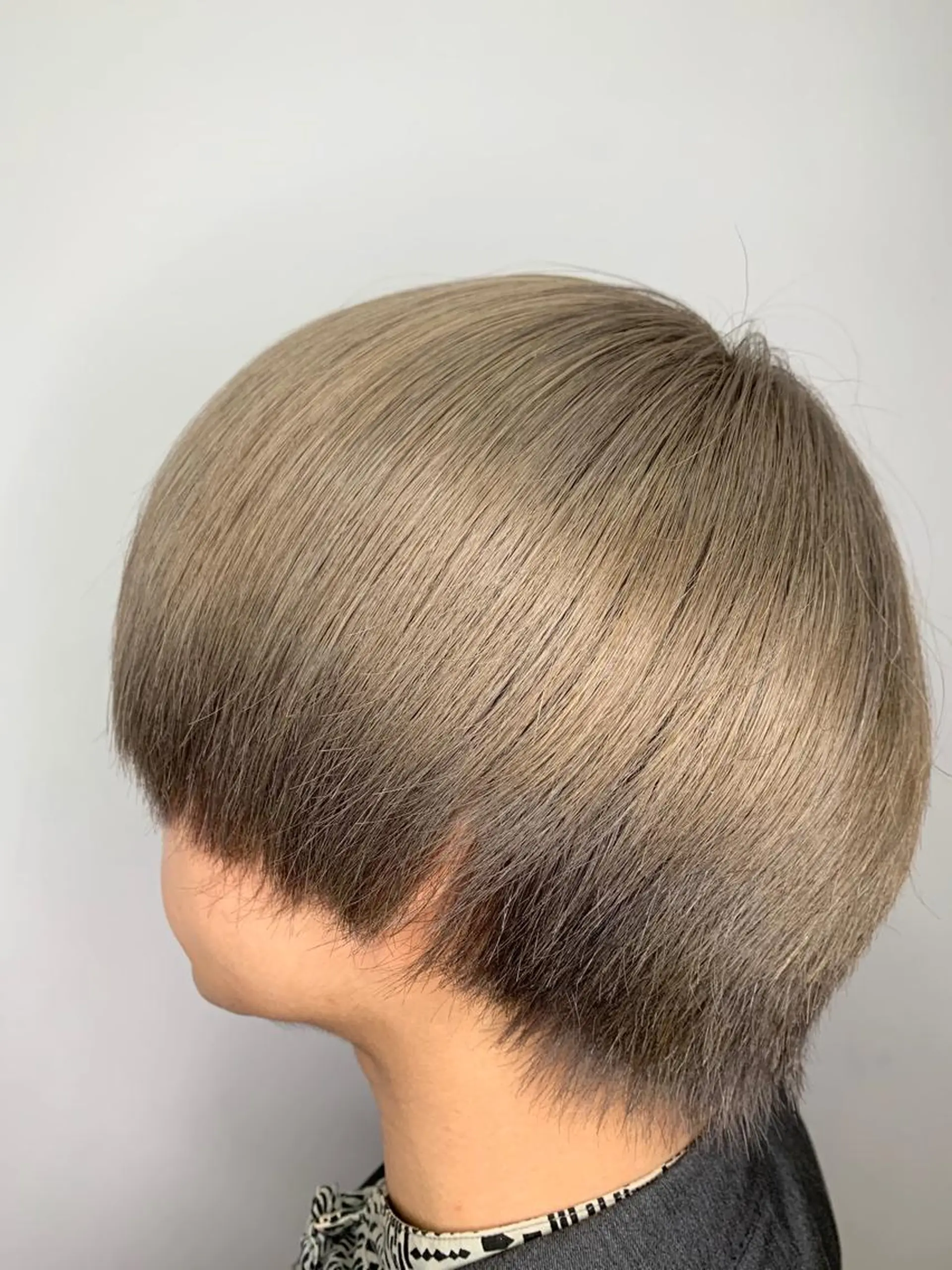 カラー ブリーチ グレージュ ミルクティーグレージュ メンズ指名no'1 佐藤　亘のヘアスタイル