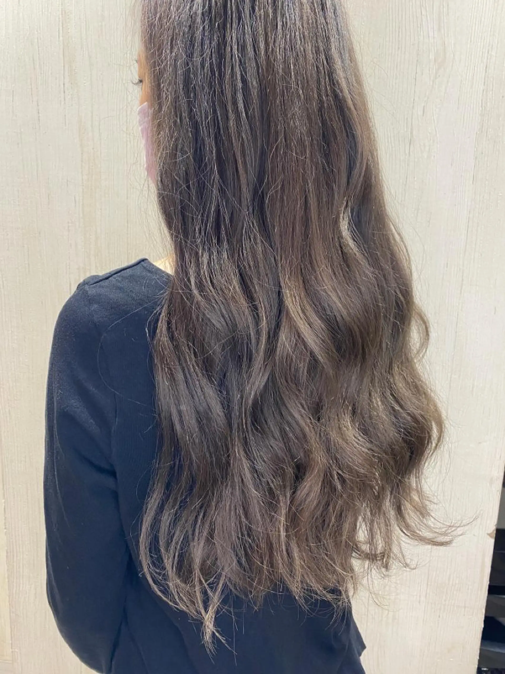 ロング カラー ブリーチ 透明感カラー グレージュ qrop所属・柴田 翔太郎のヘアスタイル
