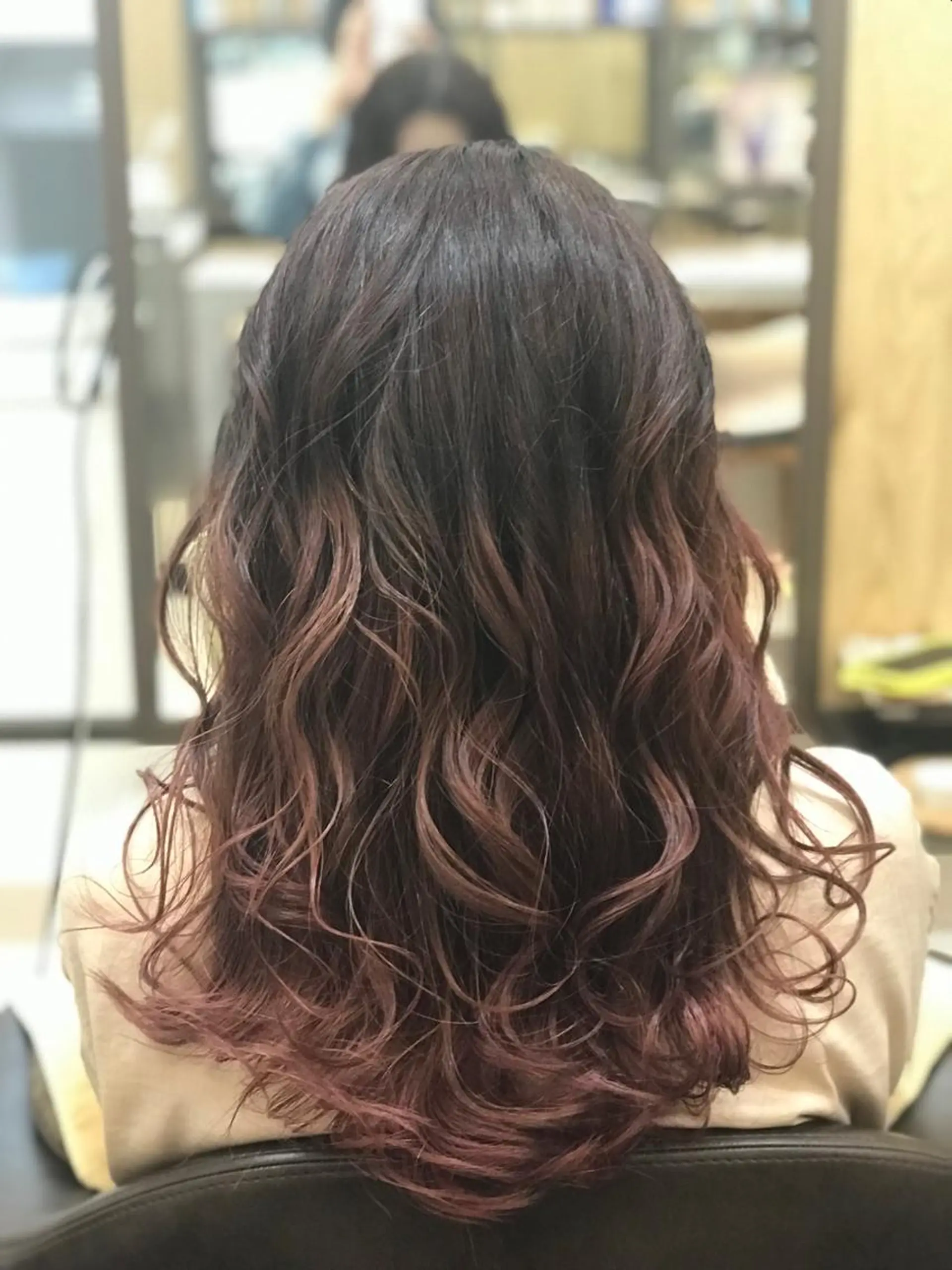 ロング カラー パーマ ヘアアレンジ グラデーションカラー ピンクカラー ロング APSEE メンズカラー特化のヘアスタイル
