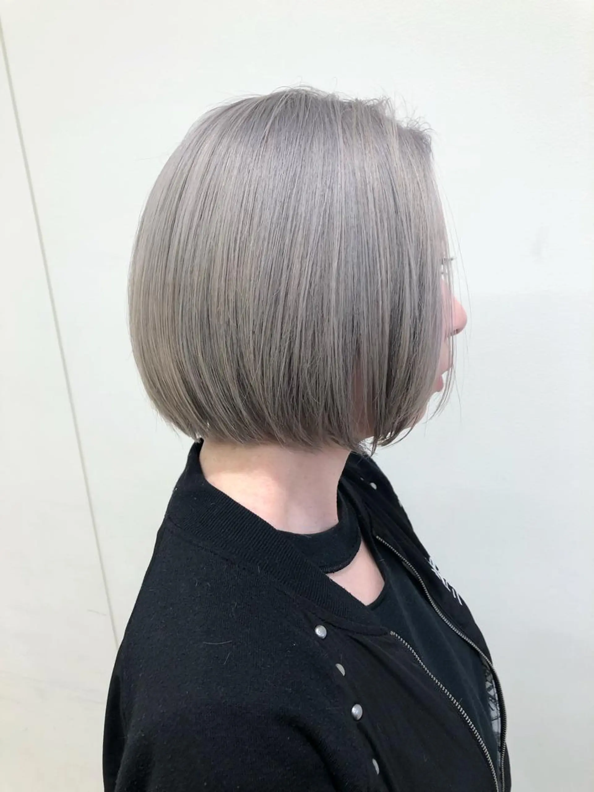 ショート カラー ブリーチ ケアブリーチ グレージュ ケアブリーチ 坪井佑樹のヘアスタイル