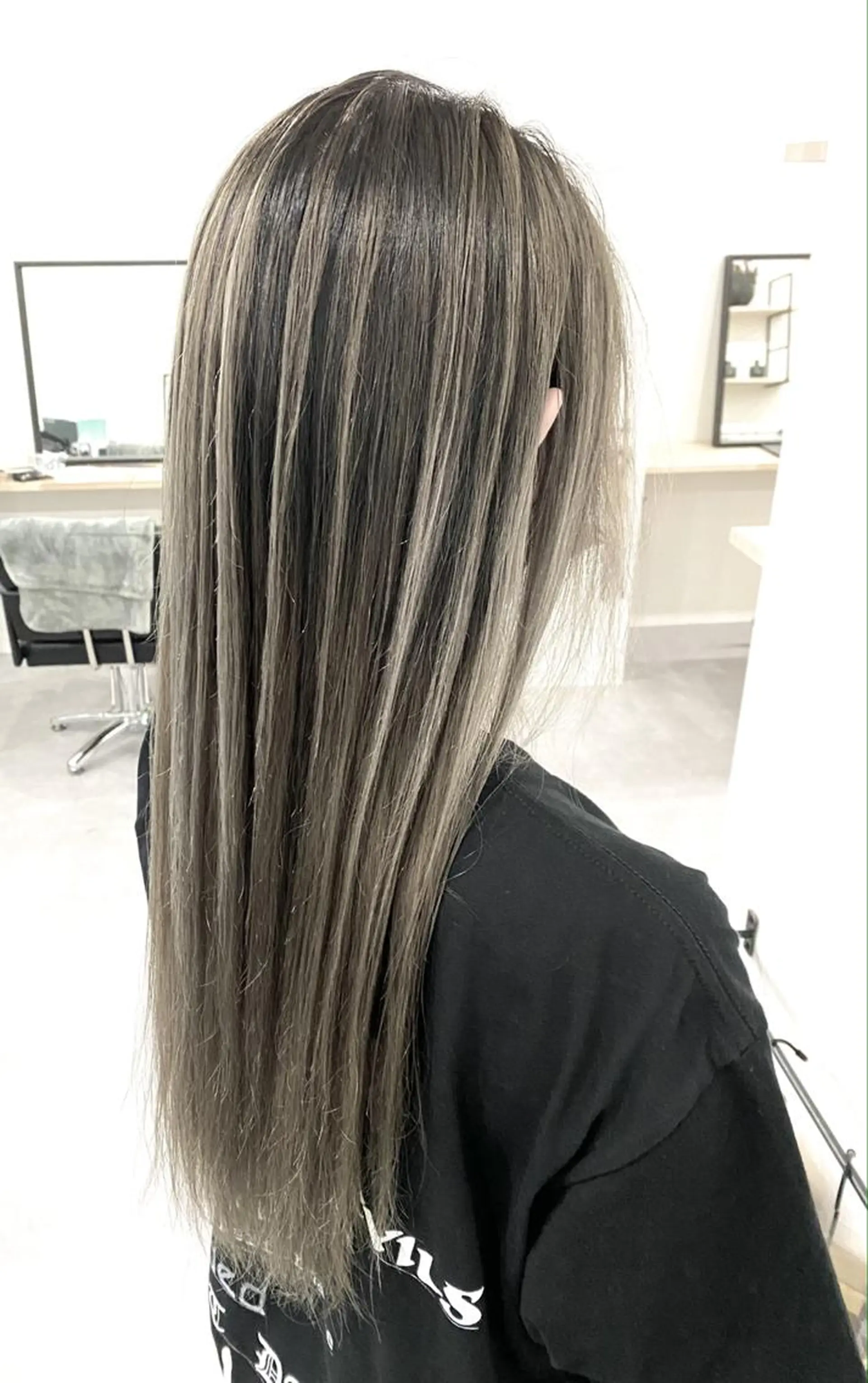 ロング カラー パーマ ヘアアレンジ シールエクステ アッシュ バレイヤージュ ベージュカラー ブリーチ L. OSAKAのヘアスタイル