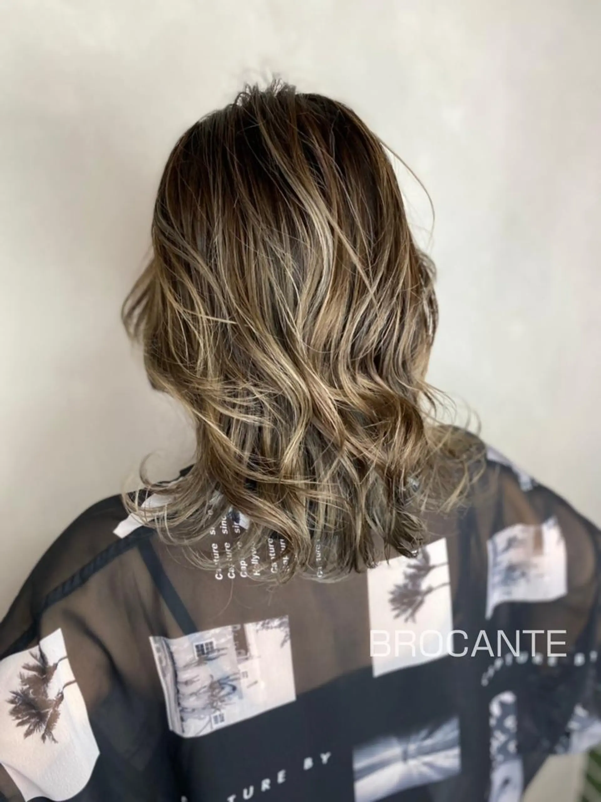 セミロング カラー バレイヤージュ 透明感カラー グレージュ ハイライトカラー シルバー カット ヘアカラー BROCANTE✂︎ karasawa.nのヘアスタイル
