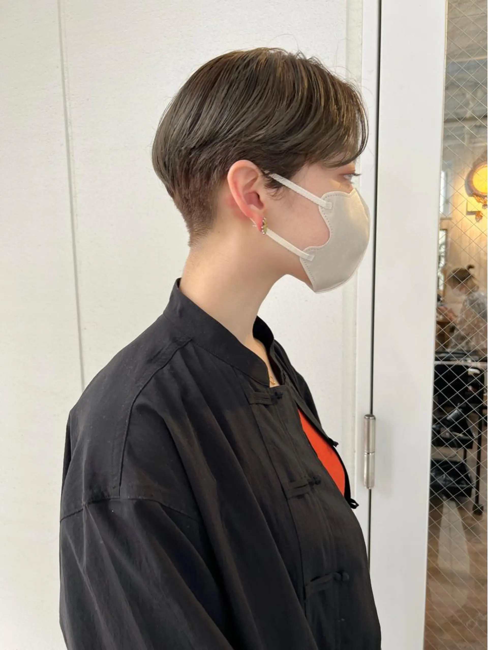 ショート カラー 切りっぱなしボブ ショートボブ ベージュカラー ブリーチ ブロンド ヘアカラー a moment(モーメント)所属・蔵前 デザインカット KOBAYASHIのヘアスタイル