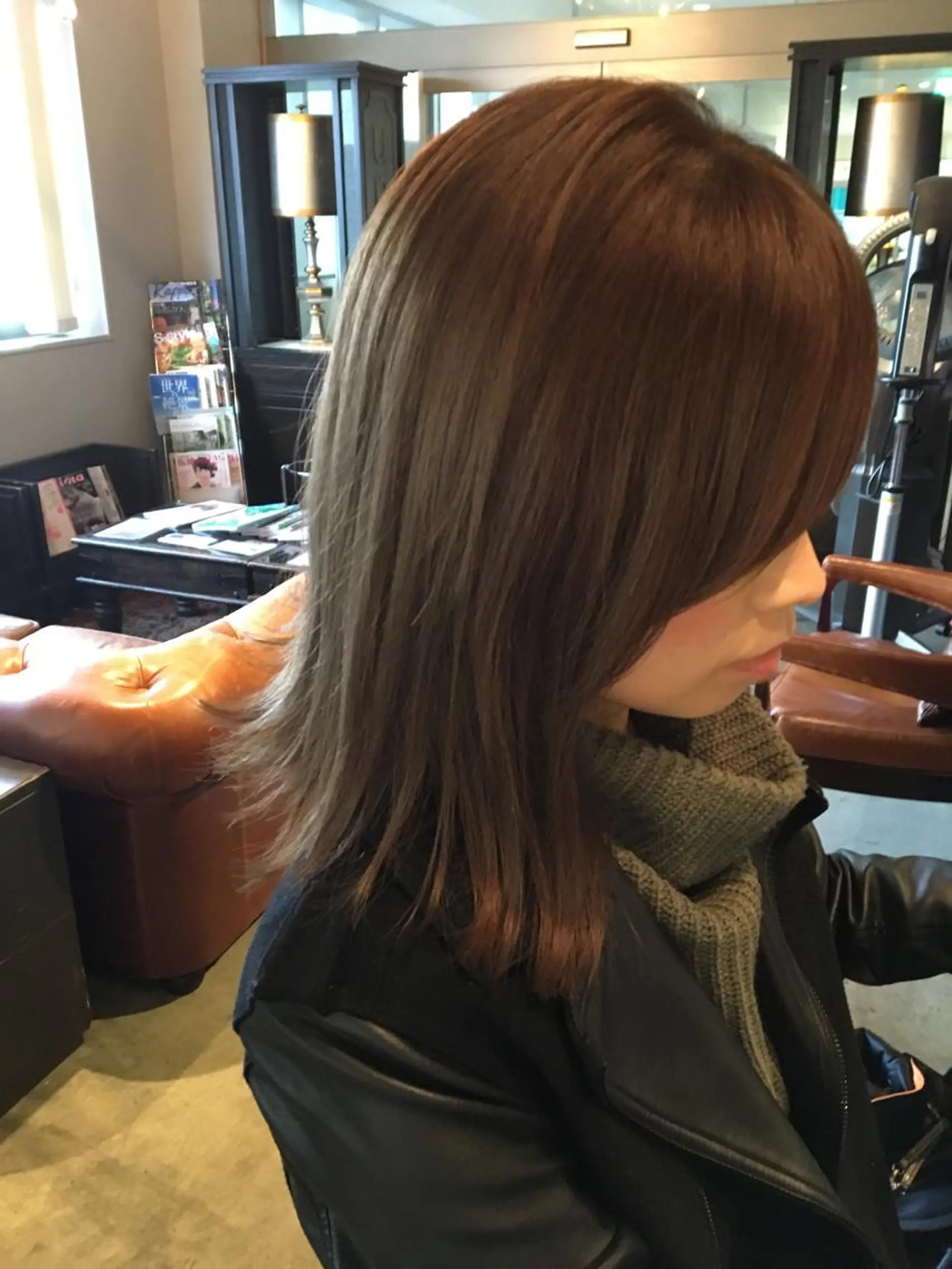 セミロング 外ハネヘア 三浦 瑠璃のヘアスタイル