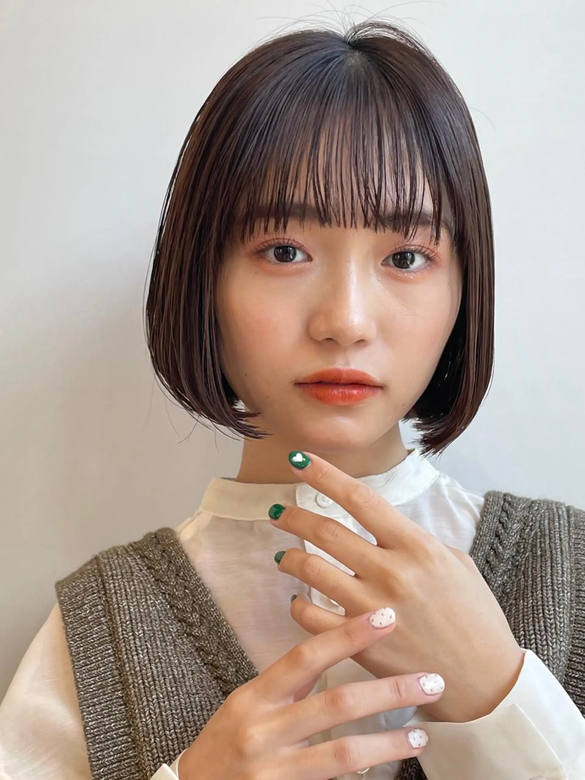 ショート ボブ 外ハネヘア カット トリートメント 青沼夏未/オリーブ/ 寒色カラーのヘアスタイル