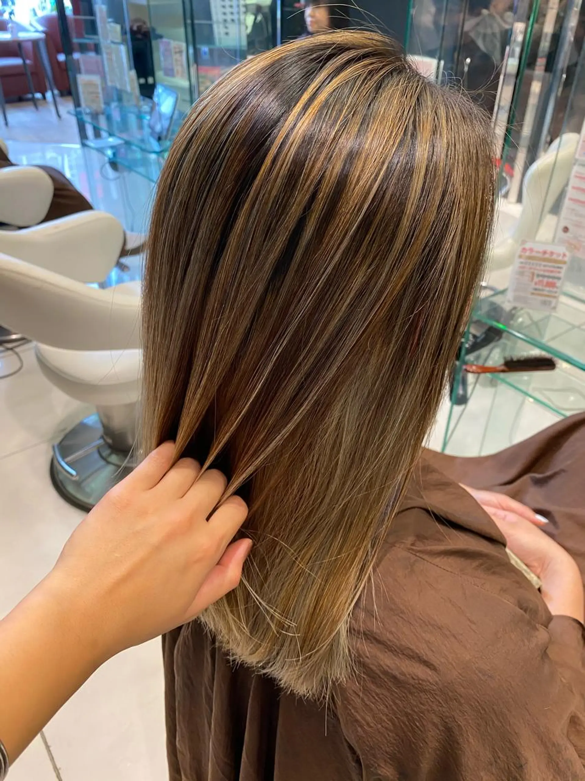セミロング カラー バレイヤージュ ブロンド レイヤーカット ヘアカラー mori  by little所属・デザインカラー✨新倉 佑奈のヘアスタイル