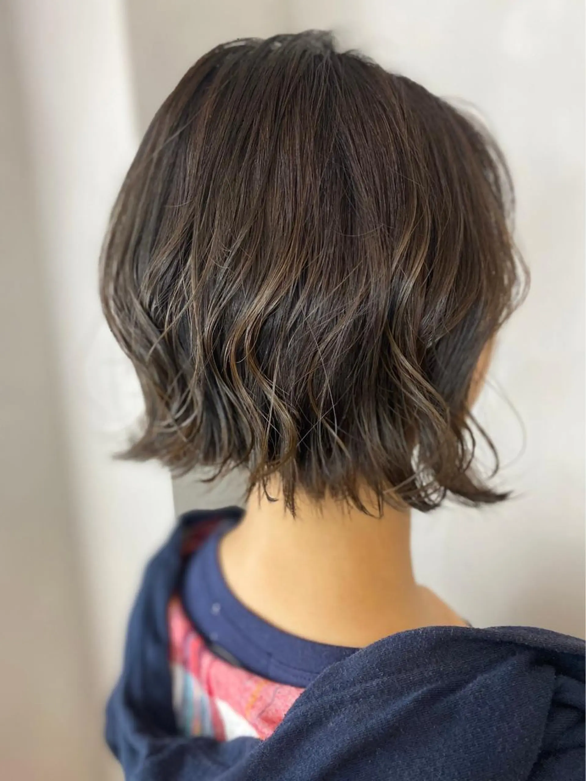 ショート カラー グレージュ ハイライトカラー ボブ ハイライト 外ハネヘア BROCANTE✂︎ karasawa.nのヘアスタイル