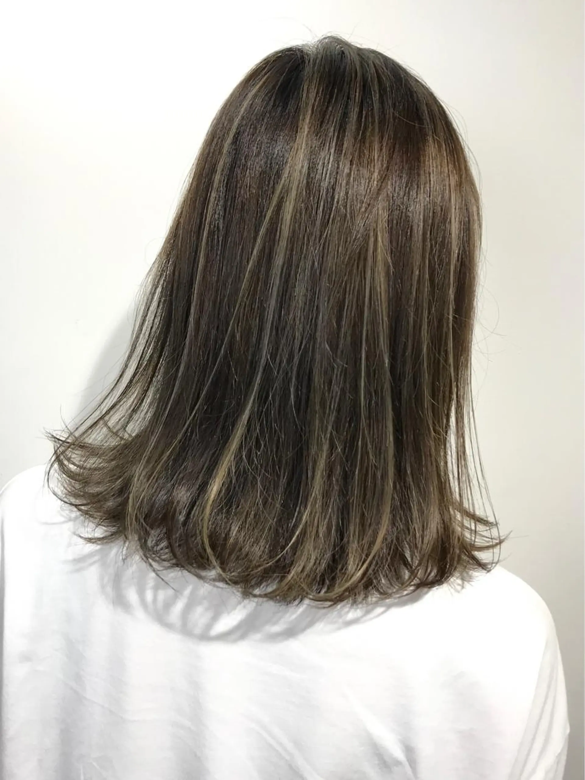 ミディアム ハイライト TOMOYAレイヤー ブリーチ縮毛矯正のヘアスタイル