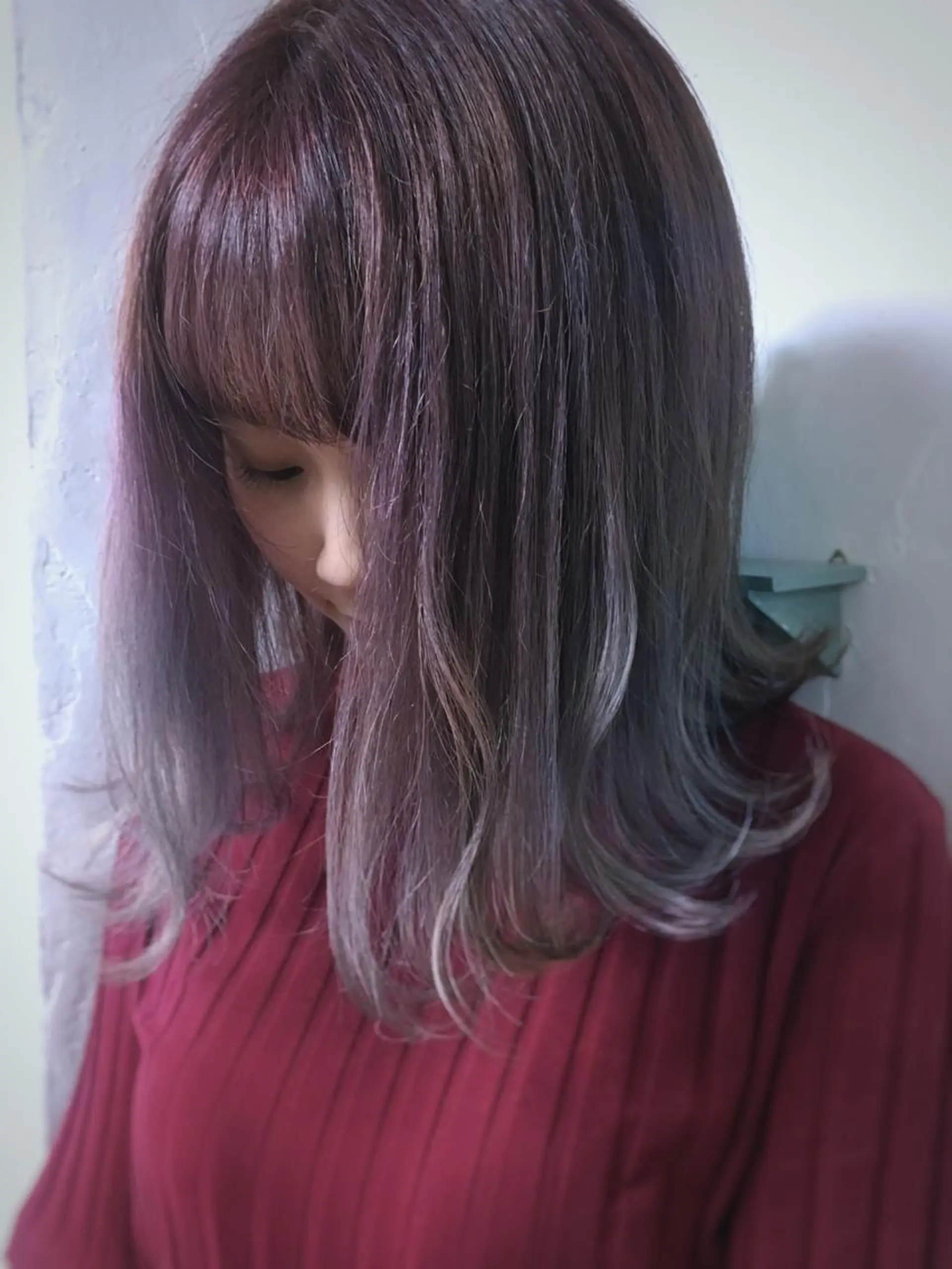 ミディアム カラー パーマ ヘアアレンジ アッシュ ベージュカラー ブリーチ 透明感カラー ダブルカラー 推し活専用 【派手髪】飯野ゆかりのヘアスタイル