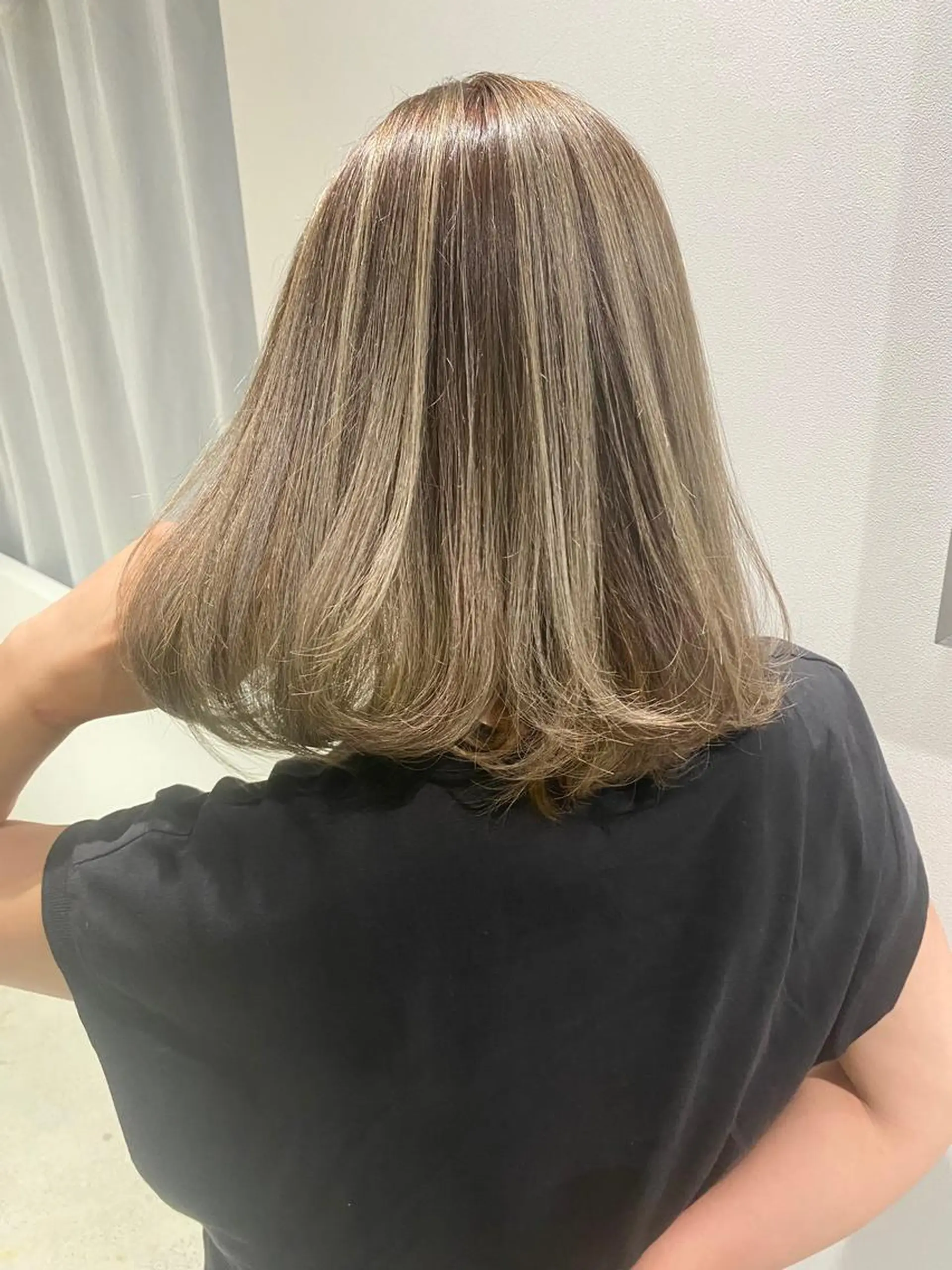 セミロング カラー バレイヤージュ グレージュ レイヤーカット MUK ムクのヘアスタイル