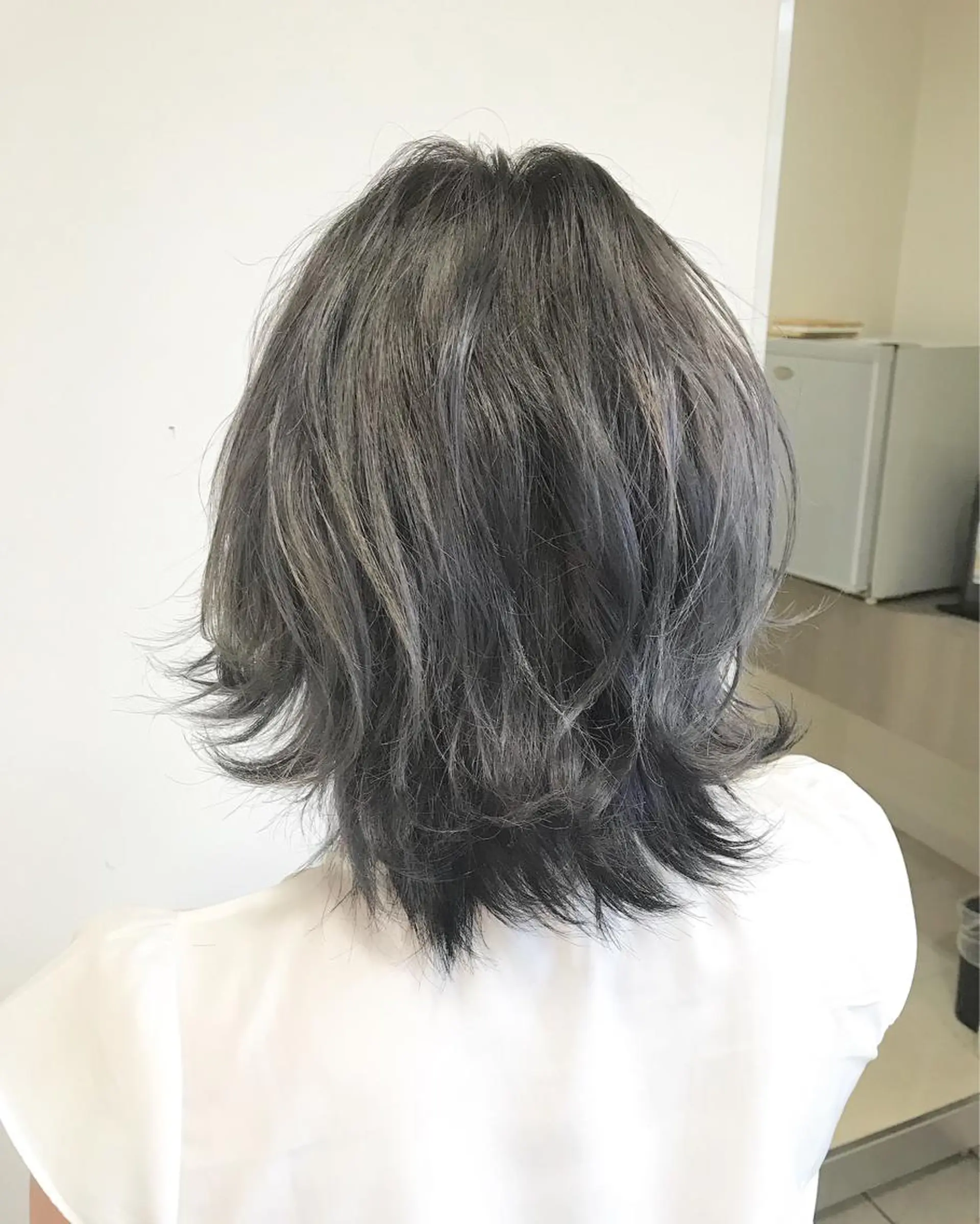 ショート カラー ダークグレー ダークグレージュ グレージュ イルミナカラー chiyo yasuのヘアスタイル