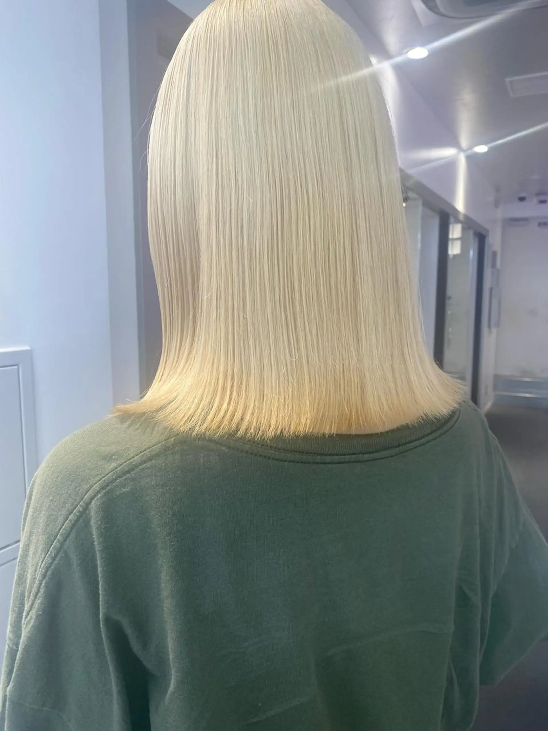 ミディアム カラー ヘアアレンジ ベージュカラー ブロンド ホワイトベージュ ホワイトブロンド ヘアカラー トリートメント 🎨ハイトーン/ 切りっぱなし みつきのヘアスタイル