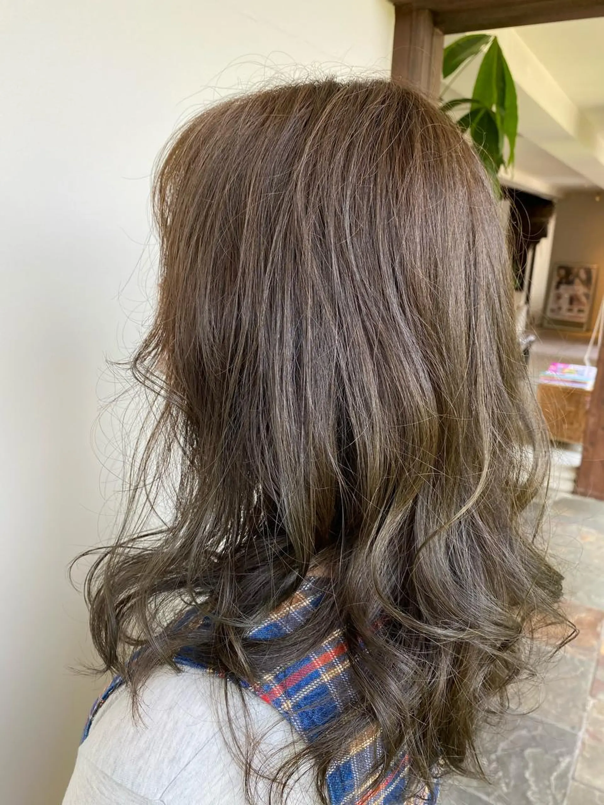 ミディアム レイヤーカット ローレイヤー カット ヘアカラー reFREO所属・ダメージレスカラー 髪質改善reFREOのヘアスタイル