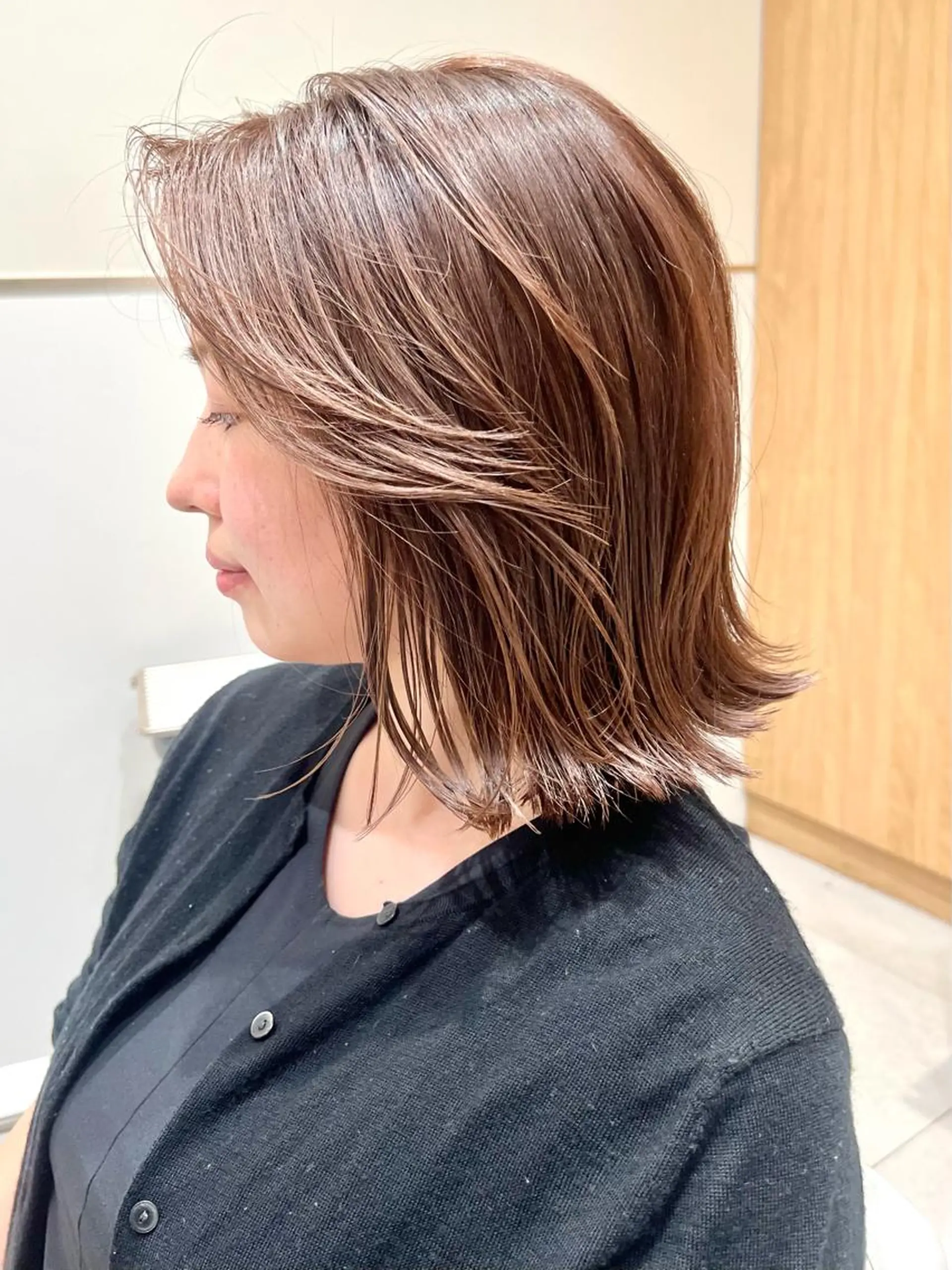 ショート カラー 切りっぱなしボブ 前下がりボブ ブリーチ グレージュ イルミナカラー カット ヘアカラー トリートメント ニュアンスレイヤー ハイトーンカラーのヘアスタイル